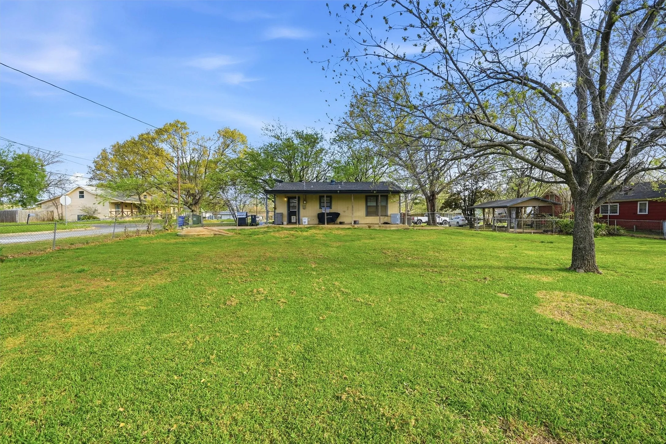 Single Family Residence For Sale in Grayson County , 600 E South Street, Whitesboro, Texas 76273, 2 Bedrooms, 1 Bathroom, Garage spaces, 800 Sqft, built in 1980, Price $155,900, mls#21226583, Real Estate Agent in Whitesboro, Homes For Sale in Grayson county, Homes For Sale in Whitesboro, Realtor in Whitesboro Texas, Real Estate Brokerage Independent Realty Texas, Luminita Cordes Realtor