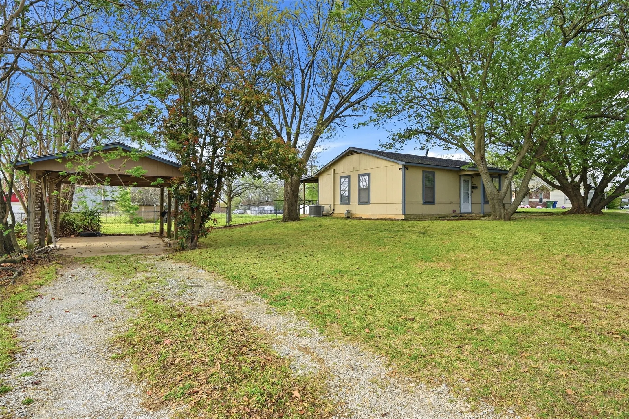Single Family Residence For Sale in Grayson County , 600 E South Street, Whitesboro, Texas 76273, 2 Bedrooms, 1 Bathroom, Garage spaces, 800 Sqft, built in 1980, Price $155,900, mls#21226583, Real Estate Agent in Whitesboro, Homes For Sale in Grayson county, Homes For Sale in Whitesboro, Realtor in Whitesboro Texas, Real Estate Brokerage Independent Realty Texas, Luminita Cordes Realtor