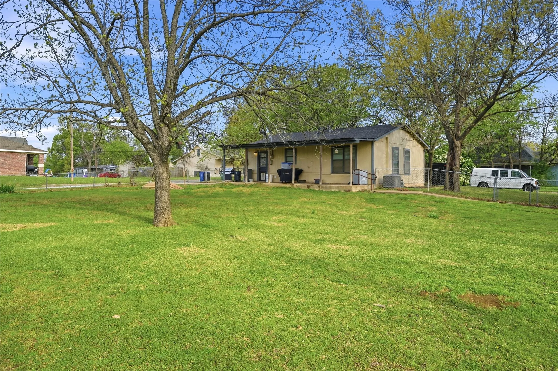 Single Family Residence For Sale in Grayson County , 600 E South Street, Whitesboro, Texas 76273, 2 Bedrooms, 1 Bathroom, Garage spaces, 800 Sqft, built in 1980, Price $155,900, mls#21226583, Real Estate Agent in Whitesboro, Homes For Sale in Grayson county, Homes For Sale in Whitesboro, Realtor in Whitesboro Texas, Real Estate Brokerage Independent Realty Texas, Luminita Cordes Realtor