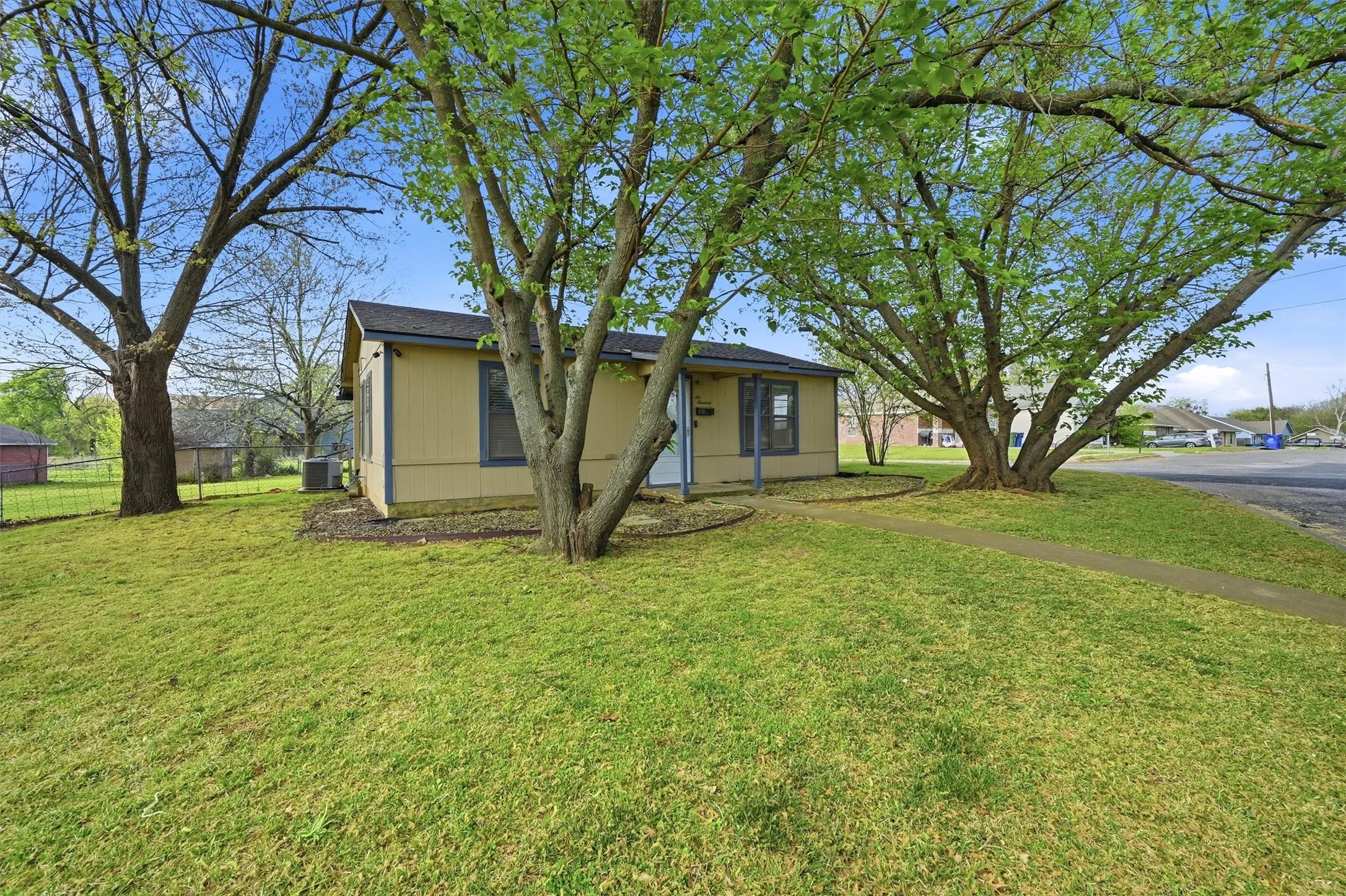 Single Family Residence For Sale in Grayson County , 600 E South Street, Whitesboro, Texas 76273, 2 Bedrooms, 1 Bathroom, Garage spaces, 800 Sqft, built in 1980, Price $155,900, mls#21226583, Real Estate Agent in Whitesboro, Homes For Sale in Grayson county, Homes For Sale in Whitesboro, Realtor in Whitesboro Texas, Real Estate Brokerage Independent Realty Texas, Luminita Cordes Realtor