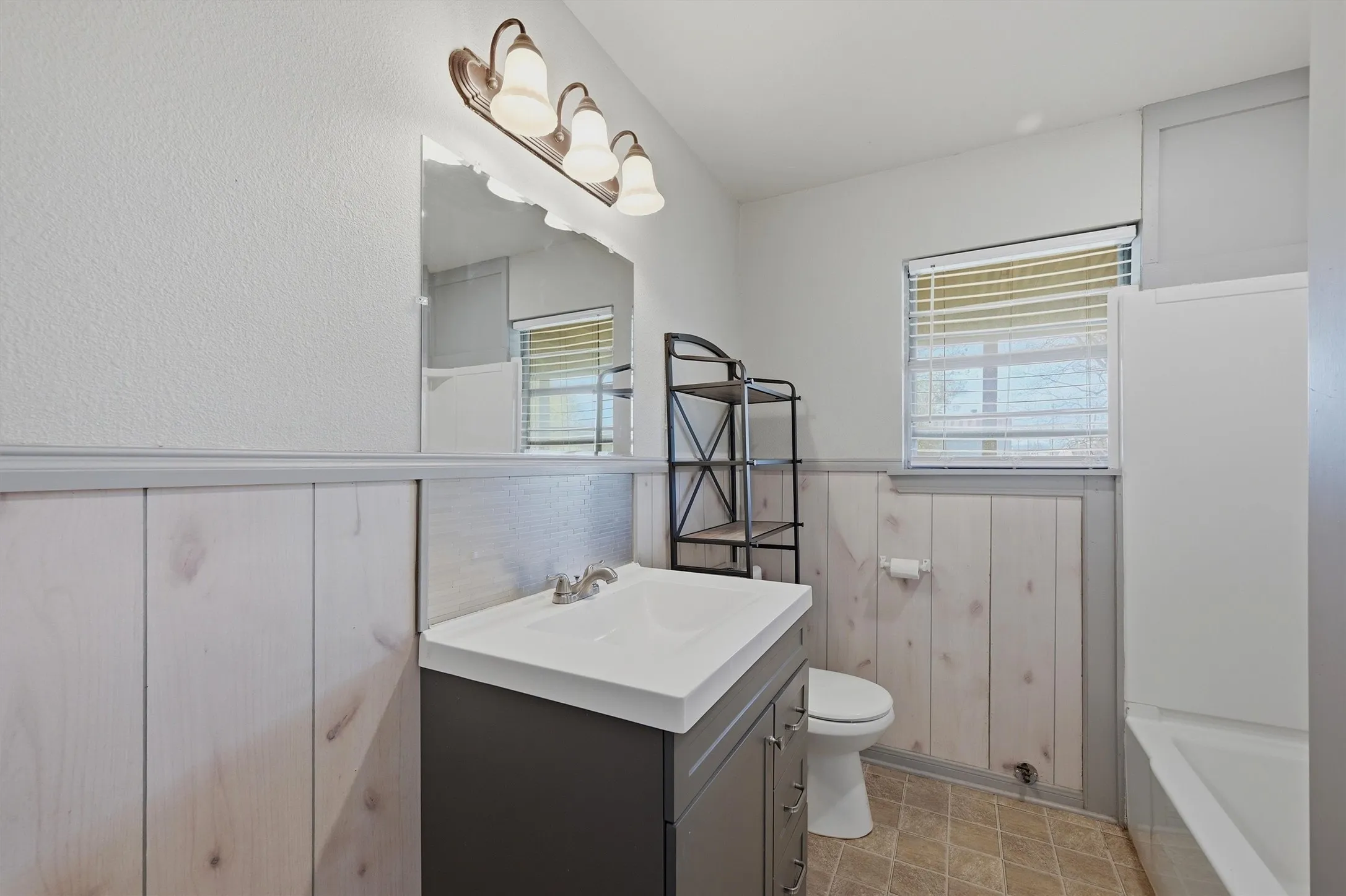 Single Family Residence For Sale in Grayson County , 600 E South Street, Whitesboro, Texas 76273, 2 Bedrooms, 1 Bathroom, Garage spaces, 800 Sqft, built in 1980, Price $155,900, mls#21226583, Real Estate Agent in Whitesboro, Homes For Sale in Grayson county, Homes For Sale in Whitesboro, Realtor in Whitesboro Texas, Real Estate Brokerage Independent Realty Texas, Luminita Cordes Realtor