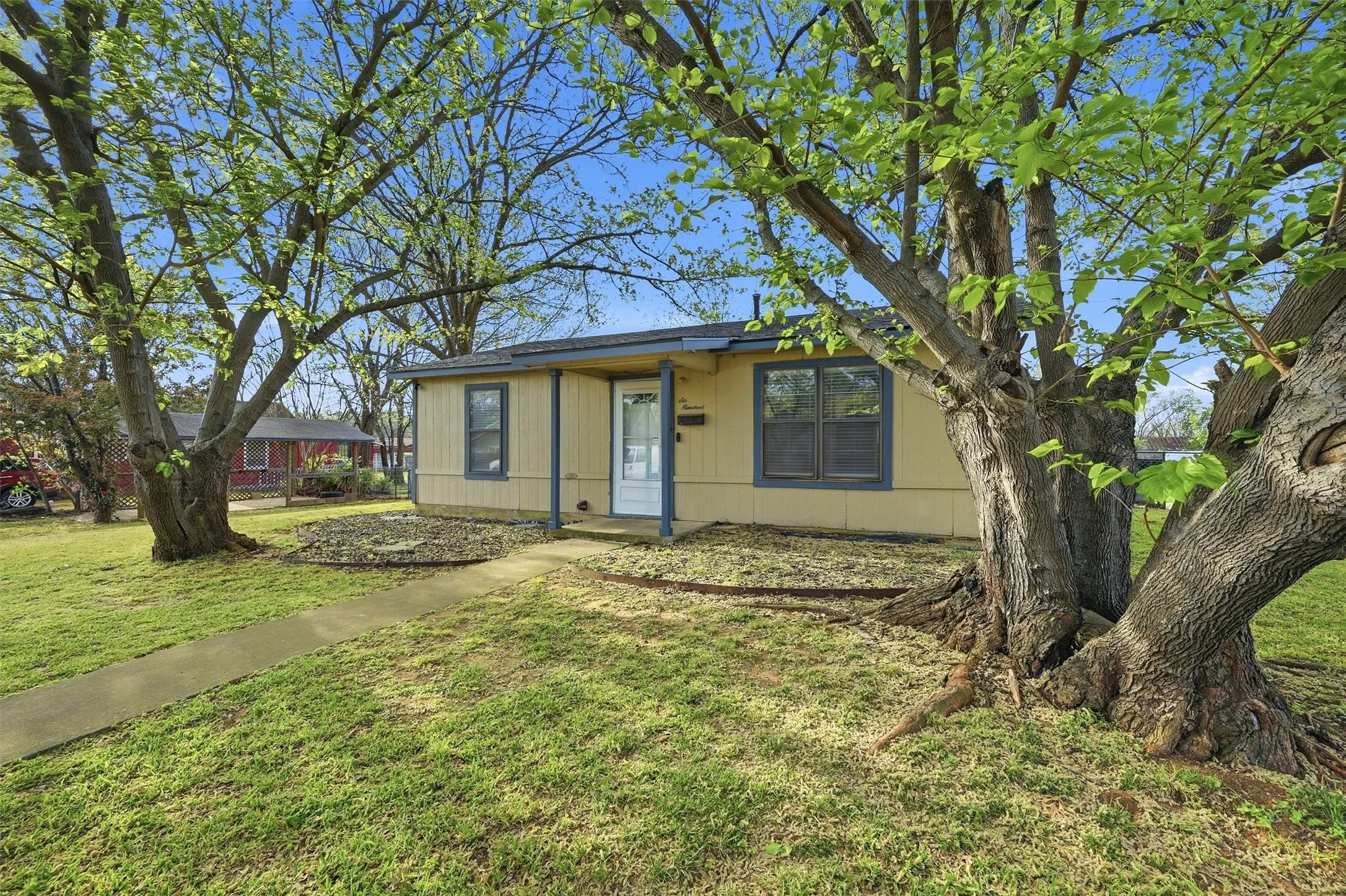 Single Family Residence For Sale in Grayson County , 600 E South Street, Whitesboro, Texas 76273, 2 Bedrooms, 1 Bathroom, Garage spaces, 800 Sqft, built in 1980, Price $155,900, mls#21226583, Real Estate Agent in Whitesboro, Homes For Sale in Grayson county, Homes For Sale in Whitesboro, Realtor in Whitesboro Texas, Real Estate Brokerage Independent Realty Texas, Luminita Cordes Realtor