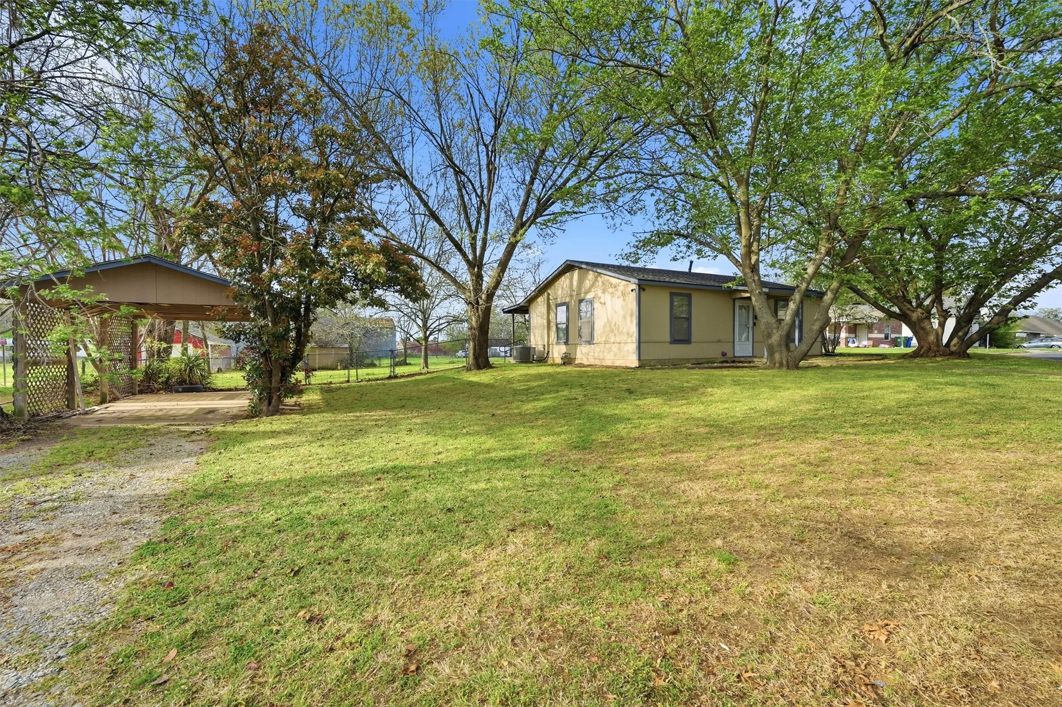 Single Family Residence For Sale in Grayson County , 600 E South Street, Whitesboro, Texas 76273, 2 Bedrooms, 1 Bathroom, Garage spaces, 800 Sqft, built in 1980, Price $155,900, mls#21226583, Real Estate Agent in Whitesboro, Homes For Sale in Grayson county, Homes For Sale in Whitesboro, Realtor in Whitesboro Texas, Real Estate Brokerage Independent Realty Texas, Luminita Cordes Realtor