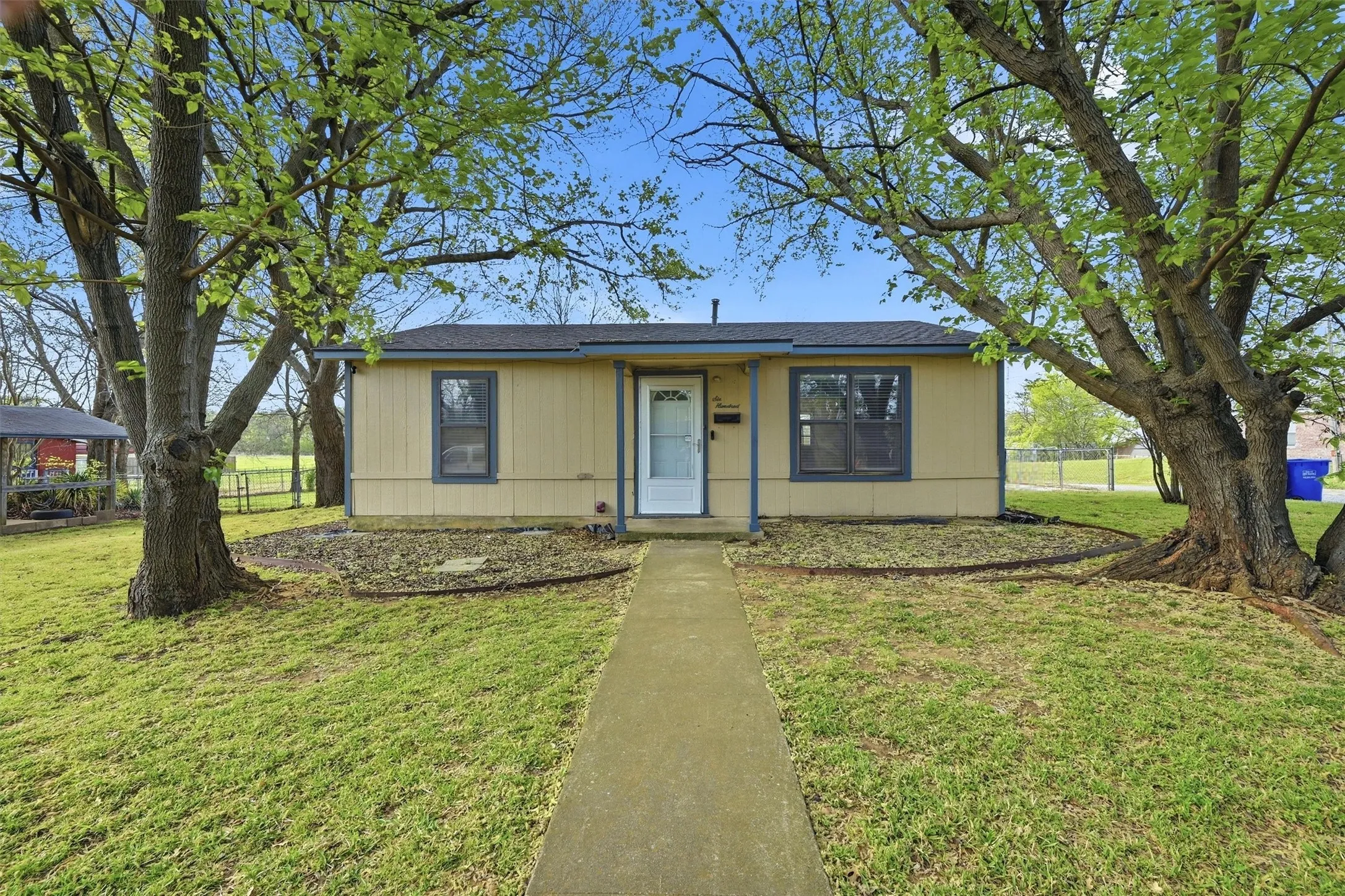 Single Family Residence For Sale in Grayson County , 600 E South Street, Whitesboro, Texas 76273, 2 Bedrooms, 1 Bathroom, Garage spaces, 800 Sqft, built in 1980, Price $155,900, mls#21226583, Real Estate Agent in Whitesboro, Homes For Sale in Grayson county, Homes For Sale in Whitesboro, Realtor in Whitesboro Texas, Real Estate Brokerage Independent Realty Texas, Luminita Cordes Realtor