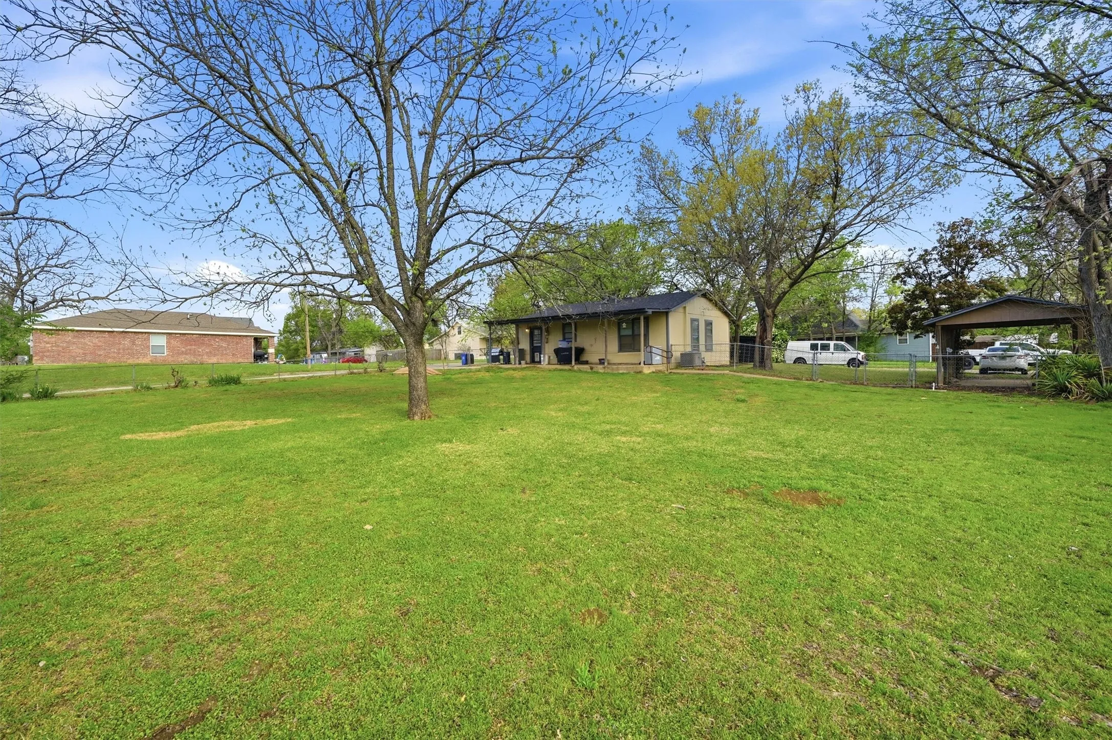 Single Family Residence For Sale in Grayson County , 600 E South Street, Whitesboro, Texas 76273, 2 Bedrooms, 1 Bathroom, Garage spaces, 800 Sqft, built in 1980, Price $155,900, mls#21226583, Real Estate Agent in Whitesboro, Homes For Sale in Grayson county, Homes For Sale in Whitesboro, Realtor in Whitesboro Texas, Real Estate Brokerage Independent Realty Texas, Luminita Cordes Realtor