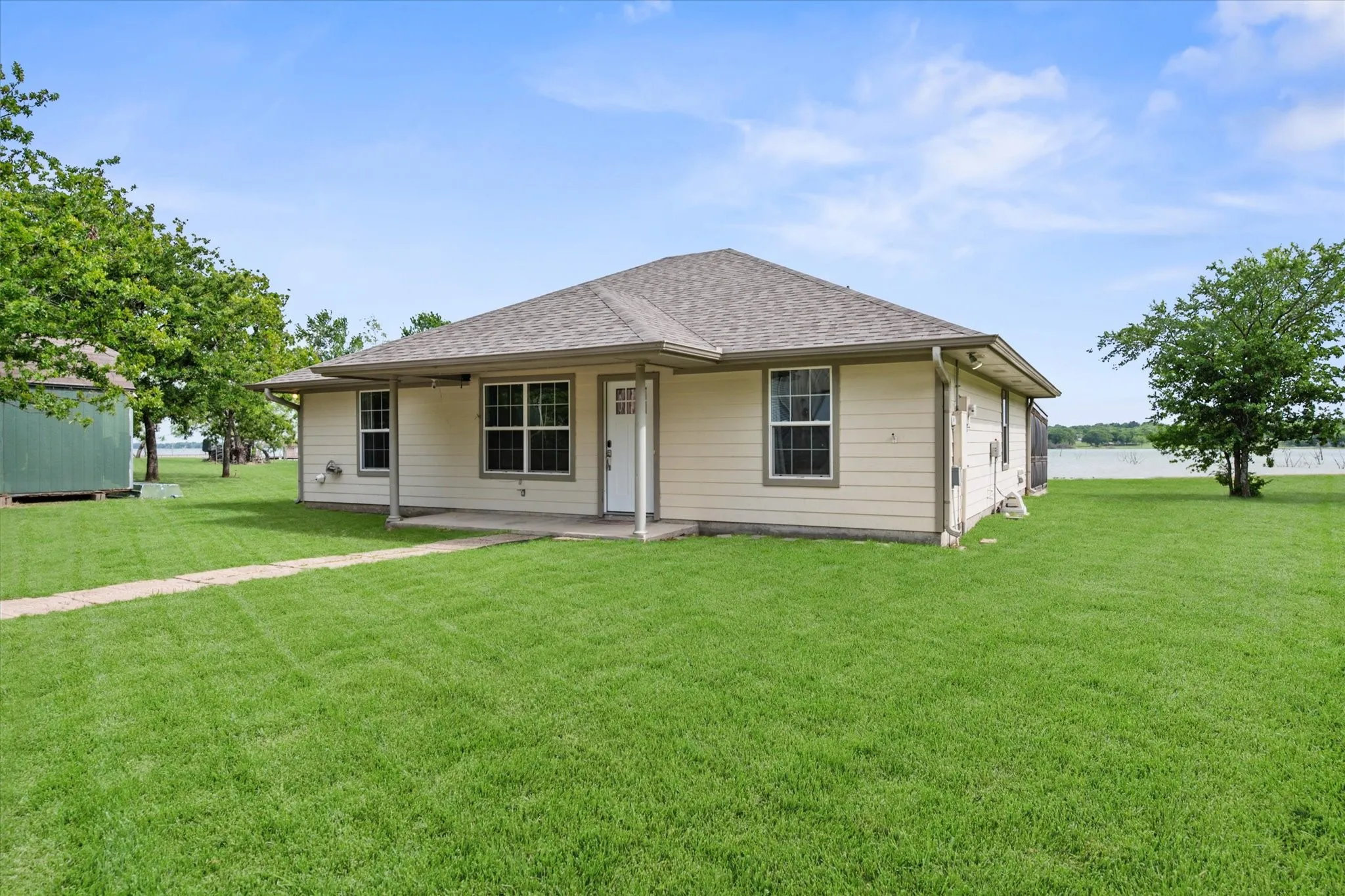 Single Family Residence For Sale in Navarro County , 203 County Road 3124a, Corsicana, Texas 75109, 3 Bedroom, 2 Bathroom, Garage spaces, 1,459 Sqft, built in 2008, mls#21218042, Real Estate Agent in Corsicana, Homes For Sale in Navarro county, Homes For Sale in Corsicana, Realtor in Corsicana Texas, Real Estate Brokerage Independent Realty Texas, Luminita Cordes Realtor