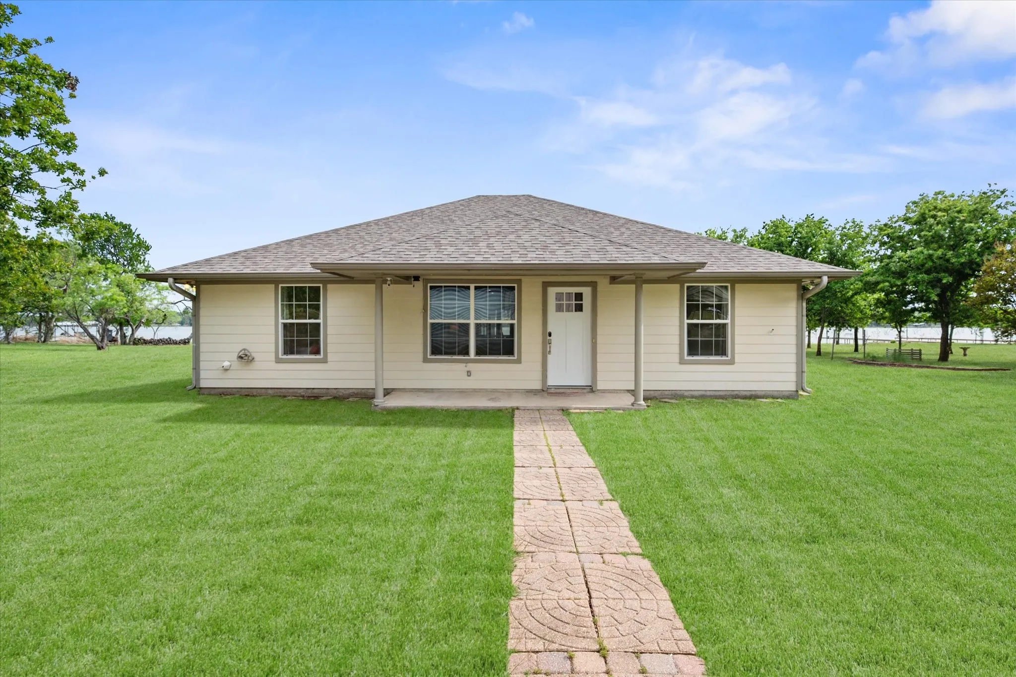 Single Family Residence For Sale in Navarro County , 203 County Road 3124a, Corsicana, Texas 75109, 3 Bedroom, 2 Bathroom, Garage spaces, 1,459 Sqft, built in 2008, mls#21218042, Real Estate Agent in Corsicana, Homes For Sale in Navarro county, Homes For Sale in Corsicana, Realtor in Corsicana Texas, Real Estate Brokerage Independent Realty Texas, Luminita Cordes Realtor