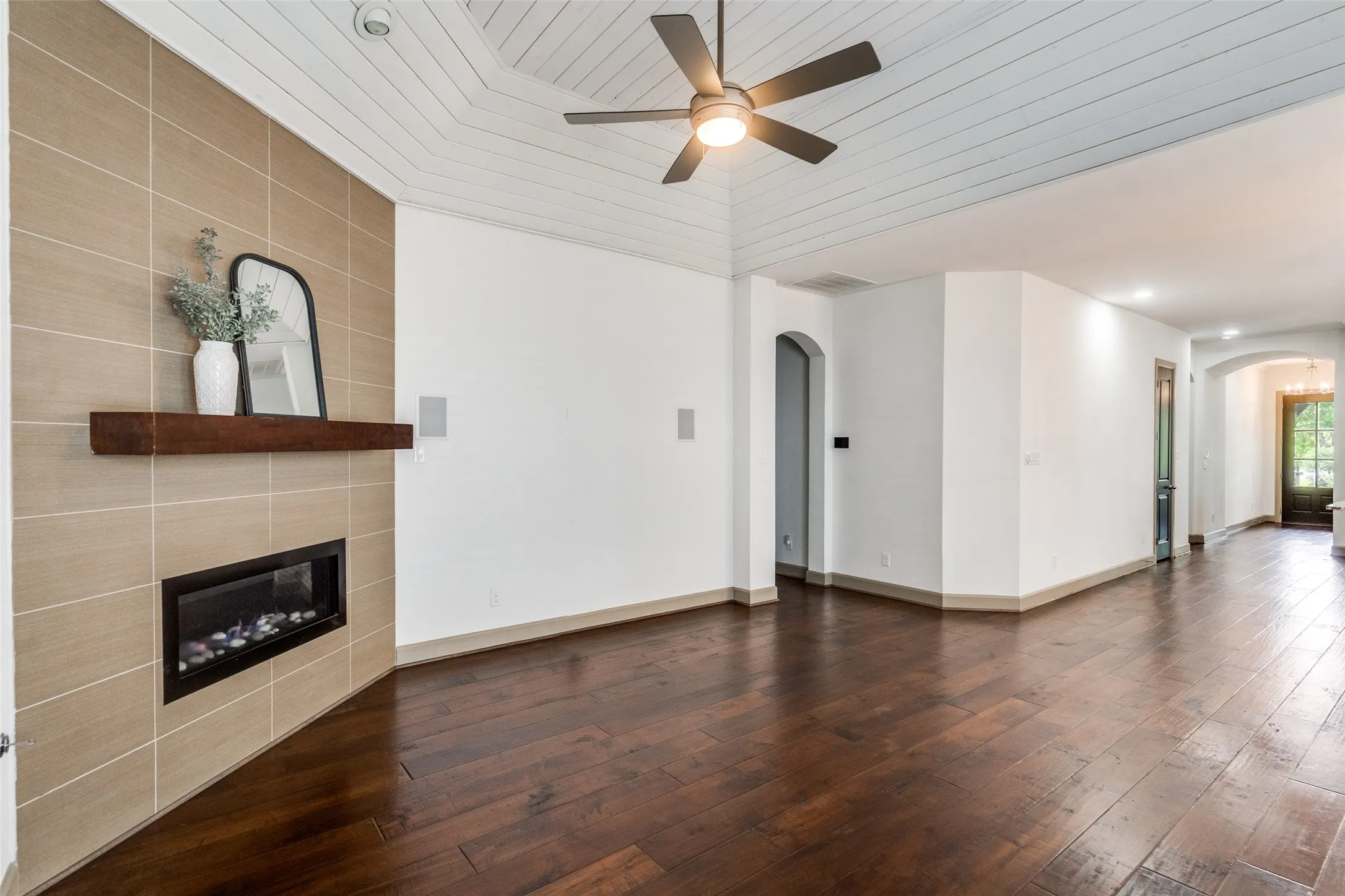 Single Family Residence For Sale in Collin County , 7400 Wescott Lane, Mc Kinney, Texas 75071, 4 Bedroom, 4 Bathroom, 2 Garage spaces, 2,695 Sqft, built in 2016, Preowned, mls#21225525, Real Estate Agent in Mc Kinney, Homes For Sale in Collin county, Homes For Sale in Mc Kinney, Realtor in Mc Kinney Texas, Real Estate Brokerage Independent Realty Texas, Luminita Cordes Realtor