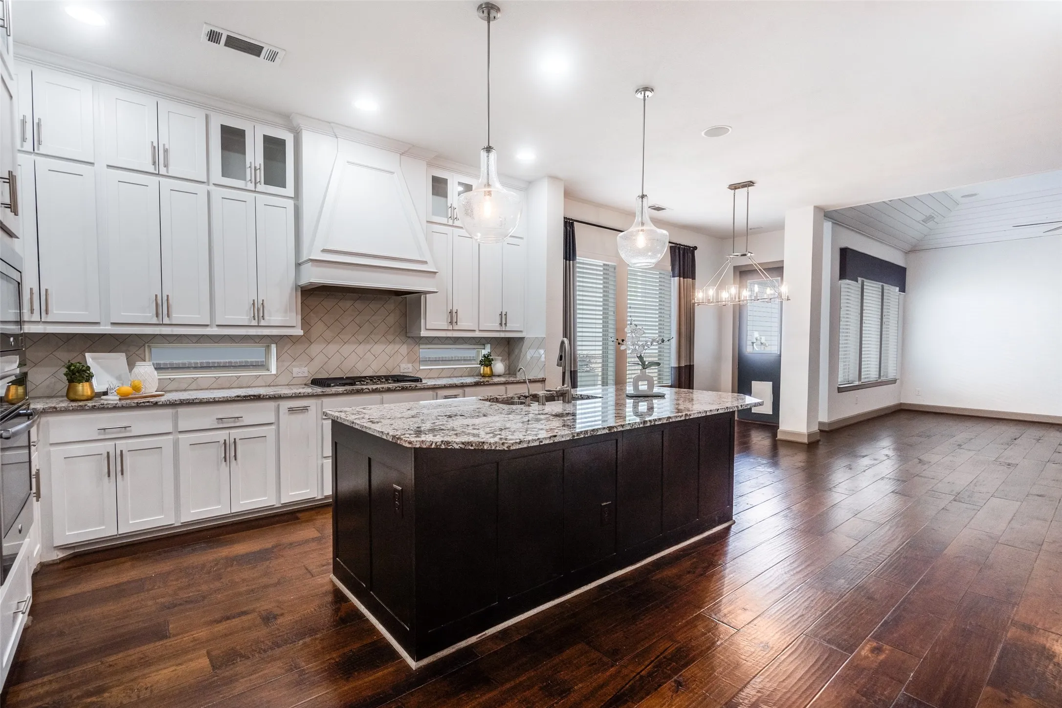 Single Family Residence For Sale in Collin County , 7400 Wescott Lane, Mc Kinney, Texas 75071, 4 Bedroom, 4 Bathroom, 2 Garage spaces, 2,695 Sqft, built in 2016, Preowned, mls#21225525, Real Estate Agent in Mc Kinney, Homes For Sale in Collin county, Homes For Sale in Mc Kinney, Realtor in Mc Kinney Texas, Real Estate Brokerage Independent Realty Texas, Luminita Cordes Realtor