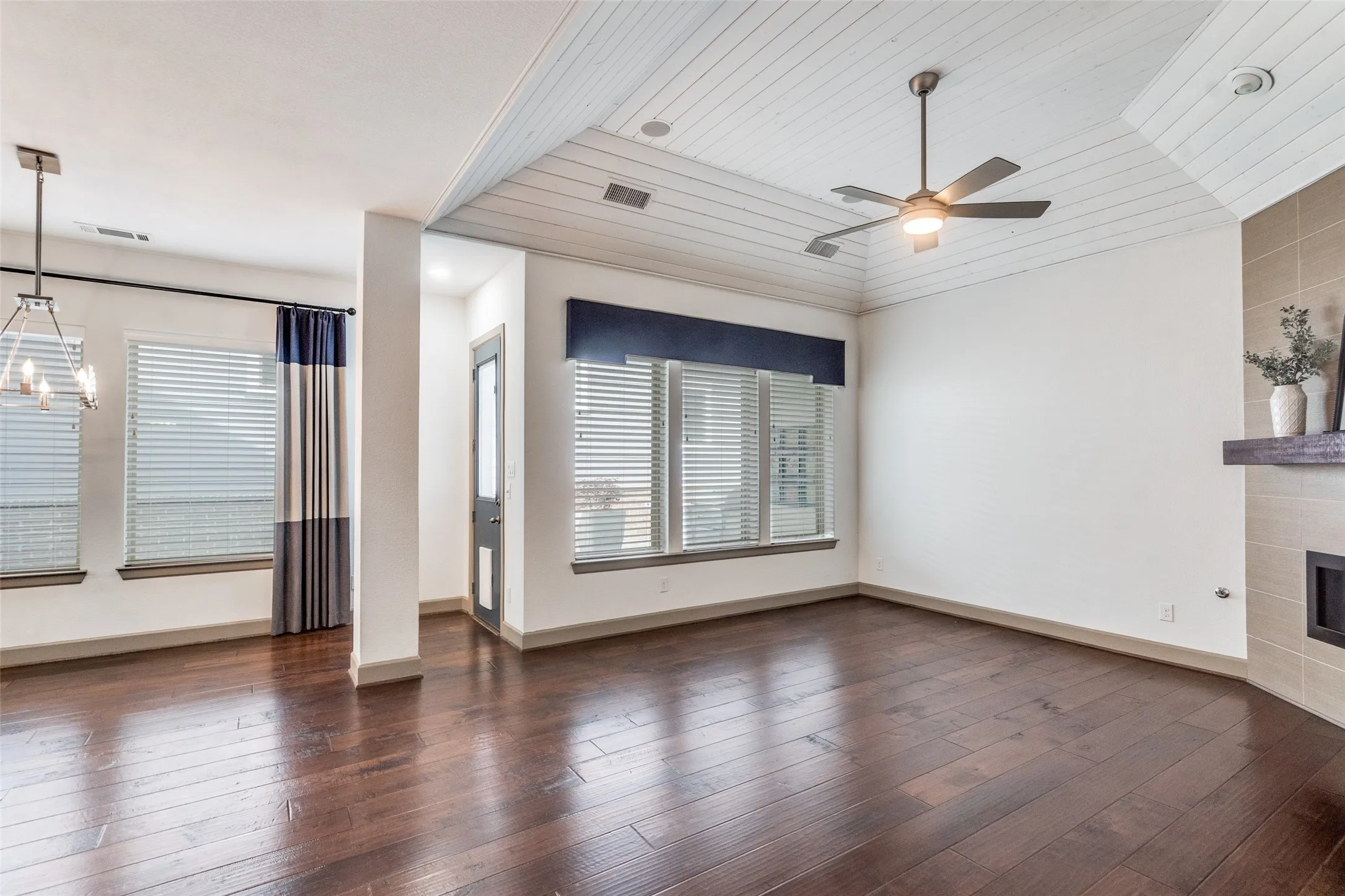 Single Family Residence For Sale in Collin County , 7400 Wescott Lane, Mc Kinney, Texas 75071, 4 Bedroom, 4 Bathroom, 2 Garage spaces, 2,695 Sqft, built in 2016, Preowned, mls#21225525, Real Estate Agent in Mc Kinney, Homes For Sale in Collin county, Homes For Sale in Mc Kinney, Realtor in Mc Kinney Texas, Real Estate Brokerage Independent Realty Texas, Luminita Cordes Realtor