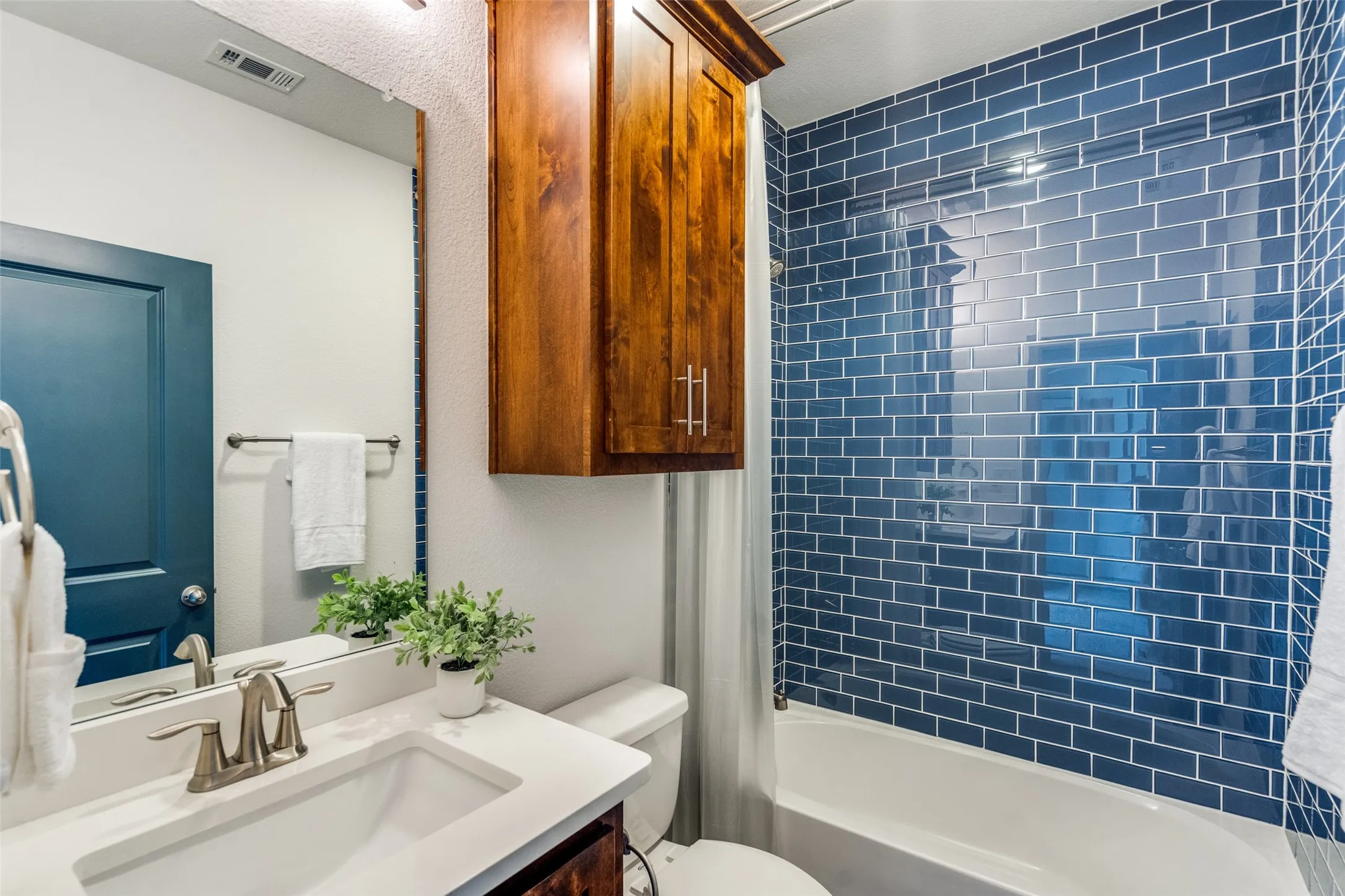 Single Family Residence For Sale in Collin County , 7400 Wescott Lane, Mc Kinney, Texas 75071, 4 Bedroom, 4 Bathroom, 2 Garage spaces, 2,695 Sqft, built in 2016, Preowned, mls#21225525, Real Estate Agent in Mc Kinney, Homes For Sale in Collin county, Homes For Sale in Mc Kinney, Realtor in Mc Kinney Texas, Real Estate Brokerage Independent Realty Texas, Luminita Cordes Realtor