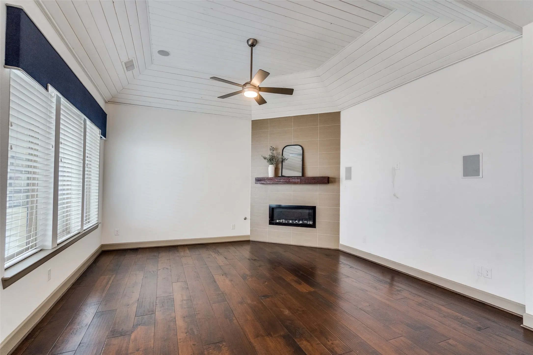 Single Family Residence For Sale in Collin County , 7400 Wescott Lane, Mc Kinney, Texas 75071, 4 Bedroom, 4 Bathroom, 2 Garage spaces, 2,695 Sqft, built in 2016, Preowned, mls#21225525, Real Estate Agent in Mc Kinney, Homes For Sale in Collin county, Homes For Sale in Mc Kinney, Realtor in Mc Kinney Texas, Real Estate Brokerage Independent Realty Texas, Luminita Cordes Realtor