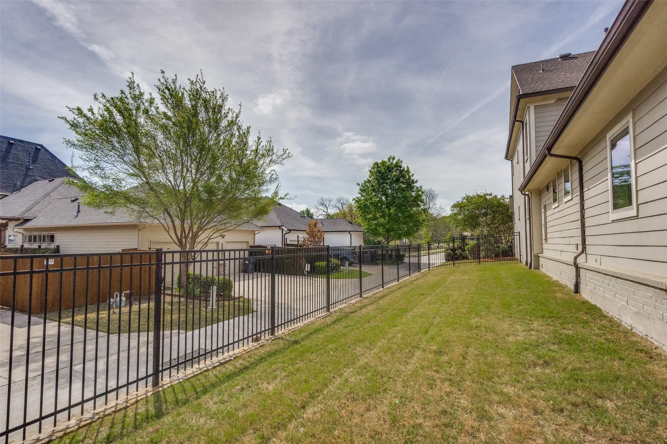 Single Family Residence For Sale in Collin County , 7400 Wescott Lane, Mc Kinney, Texas 75071, 4 Bedroom, 4 Bathroom, 2 Garage spaces, 2,695 Sqft, built in 2016, Preowned, mls#21225525, Real Estate Agent in Mc Kinney, Homes For Sale in Collin county, Homes For Sale in Mc Kinney, Realtor in Mc Kinney Texas, Real Estate Brokerage Independent Realty Texas, Luminita Cordes Realtor