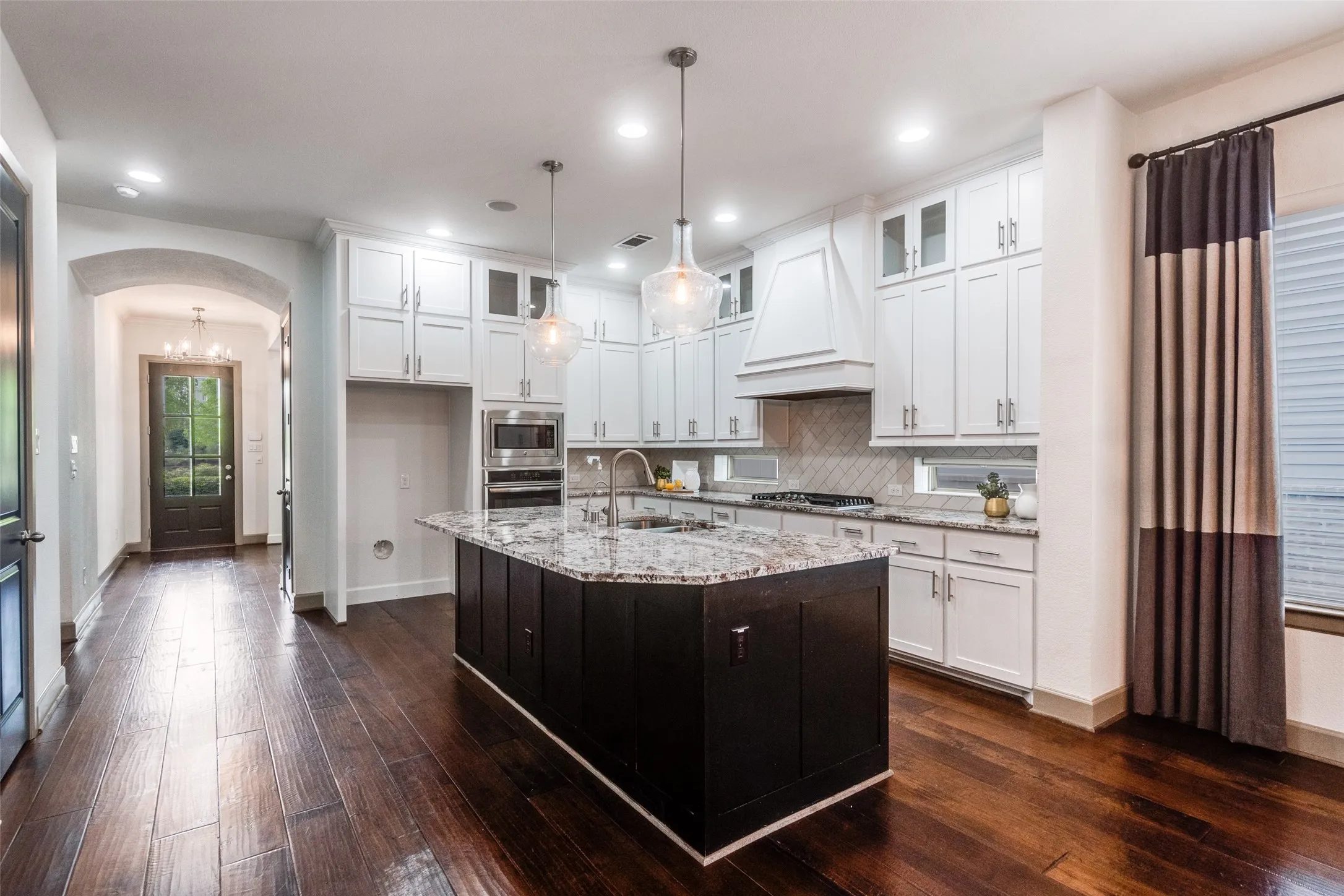 Single Family Residence For Sale in Collin County , 7400 Wescott Lane, Mc Kinney, Texas 75071, 4 Bedroom, 4 Bathroom, 2 Garage spaces, 2,695 Sqft, built in 2016, Preowned, mls#21225525, Real Estate Agent in Mc Kinney, Homes For Sale in Collin county, Homes For Sale in Mc Kinney, Realtor in Mc Kinney Texas, Real Estate Brokerage Independent Realty Texas, Luminita Cordes Realtor