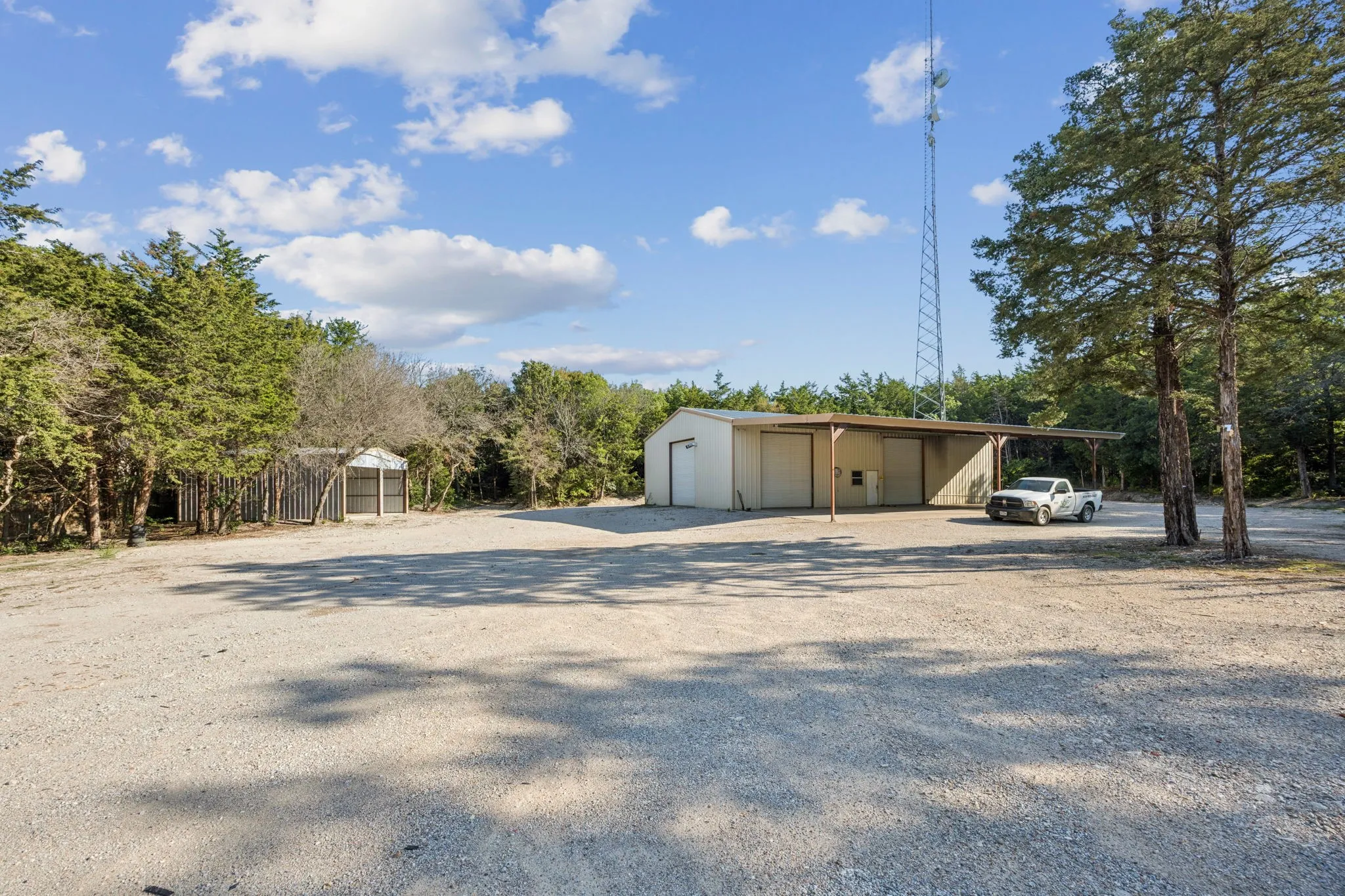 Farm For Sale in Collin County , 4360 County Road 411, Mc Kinney, Texas 75071, 4 Bedroom, 3 Bathroom, Garage spaces, 2,880 Sqft, built in 2007, Preowned, mls#21226679, Real Estate Agent in Mc Kinney, Homes For Sale in Collin county, Homes For Sale in Mc Kinney, Realtor in Mc Kinney Texas, Real Estate Brokerage Independent Realty Texas, Luminita Cordes Realtor