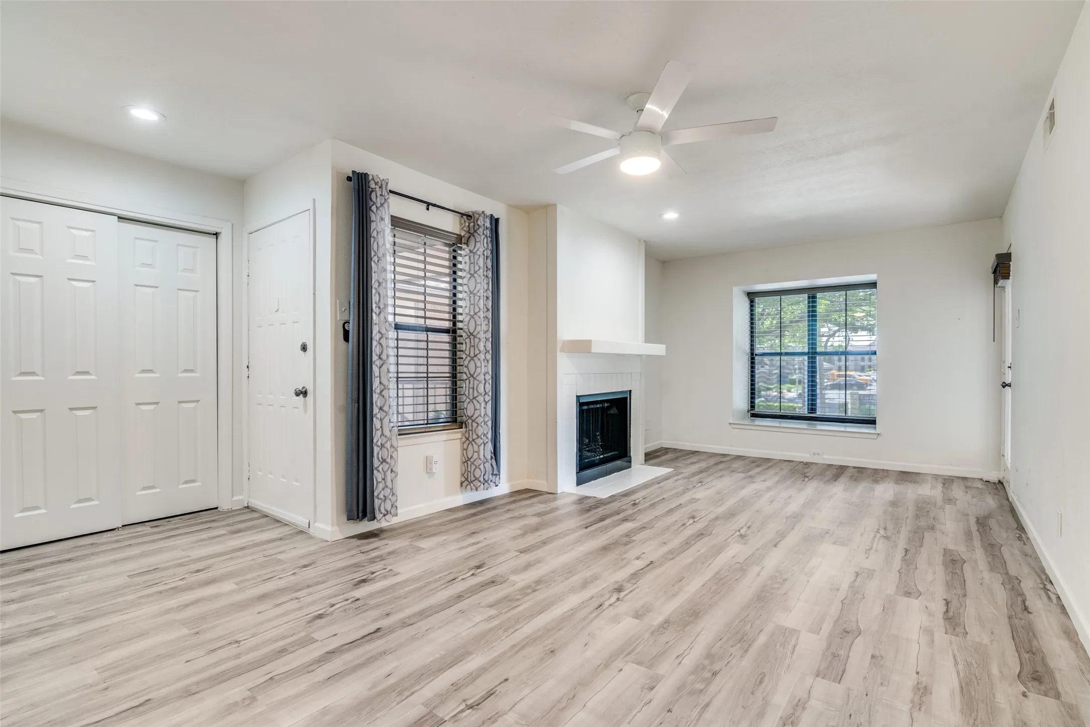 Condominium For Sale in Dallas County , 4602 Chaha Road 207, Garland, Texas 75043, 1 Bedroom, 1 Bathroom, Garage spaces, 717 Sqft, built in 1981, mls#21226690, Real Estate Agent in Garland, Homes For Sale in Dallas county, Homes For Sale in Garland, Realtor in Garland Texas, Real Estate Brokerage Independent Realty Texas, Luminita Cordes Realtor