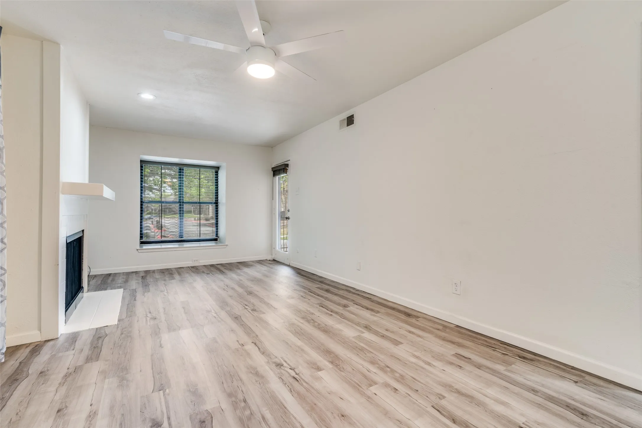 Condominium For Sale in Dallas County , 4602 Chaha Road 207, Garland, Texas 75043, 1 Bedroom, 1 Bathroom, Garage spaces, 717 Sqft, built in 1981, mls#21226690, Real Estate Agent in Garland, Homes For Sale in Dallas county, Homes For Sale in Garland, Realtor in Garland Texas, Real Estate Brokerage Independent Realty Texas, Luminita Cordes Realtor