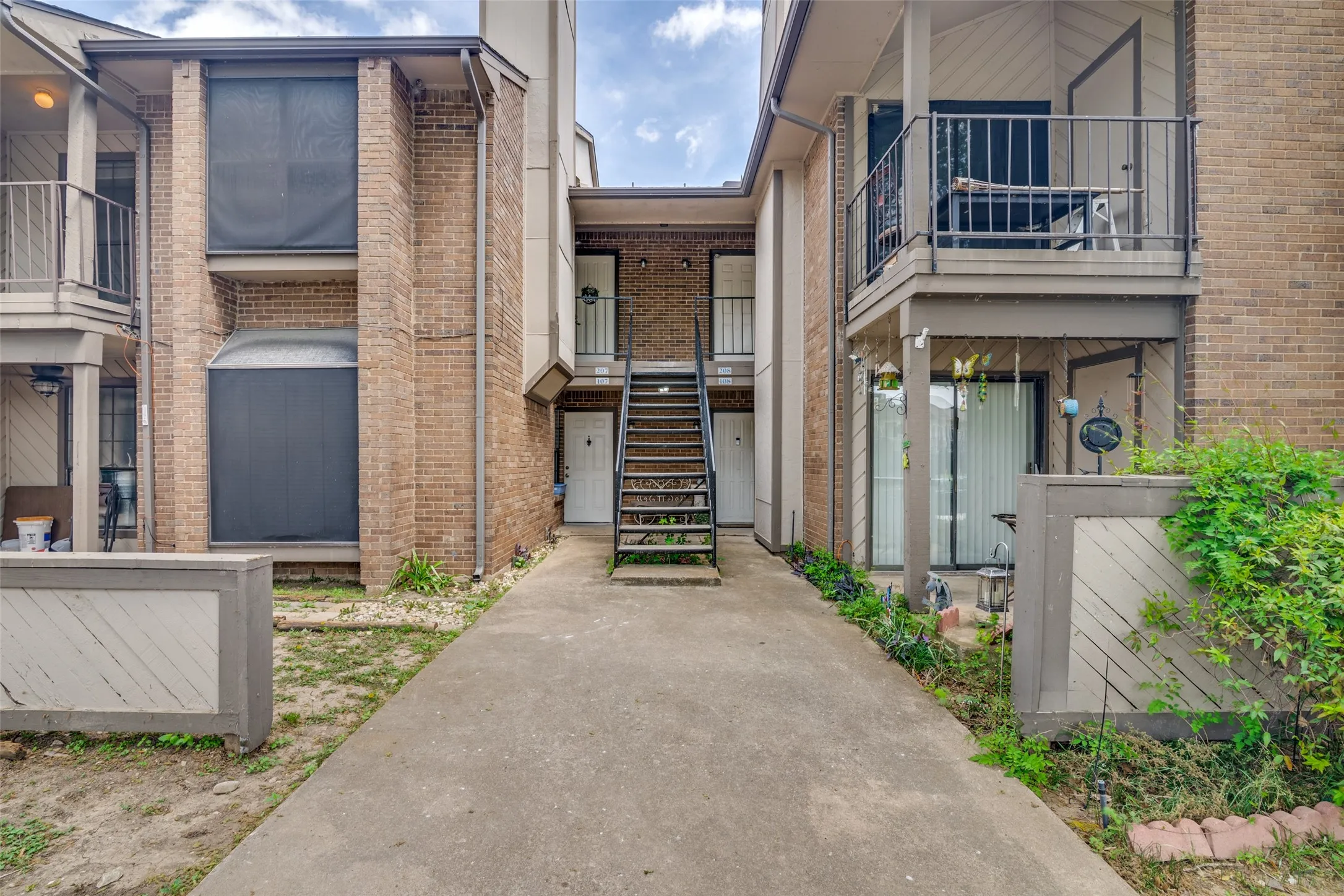 Condominium For Sale in Dallas County , 4602 Chaha Road 207, Garland, Texas 75043, 1 Bedroom, 1 Bathroom, Garage spaces, 717 Sqft, built in 1981, mls#21226690, Real Estate Agent in Garland, Homes For Sale in Dallas county, Homes For Sale in Garland, Realtor in Garland Texas, Real Estate Brokerage Independent Realty Texas, Luminita Cordes Realtor