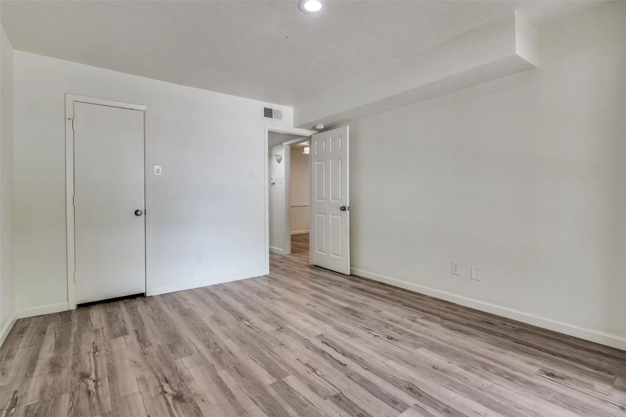 Condominium For Sale in Dallas County , 4602 Chaha Road 207, Garland, Texas 75043, 1 Bedroom, 1 Bathroom, Garage spaces, 717 Sqft, built in 1981, mls#21226690, Real Estate Agent in Garland, Homes For Sale in Dallas county, Homes For Sale in Garland, Realtor in Garland Texas, Real Estate Brokerage Independent Realty Texas, Luminita Cordes Realtor