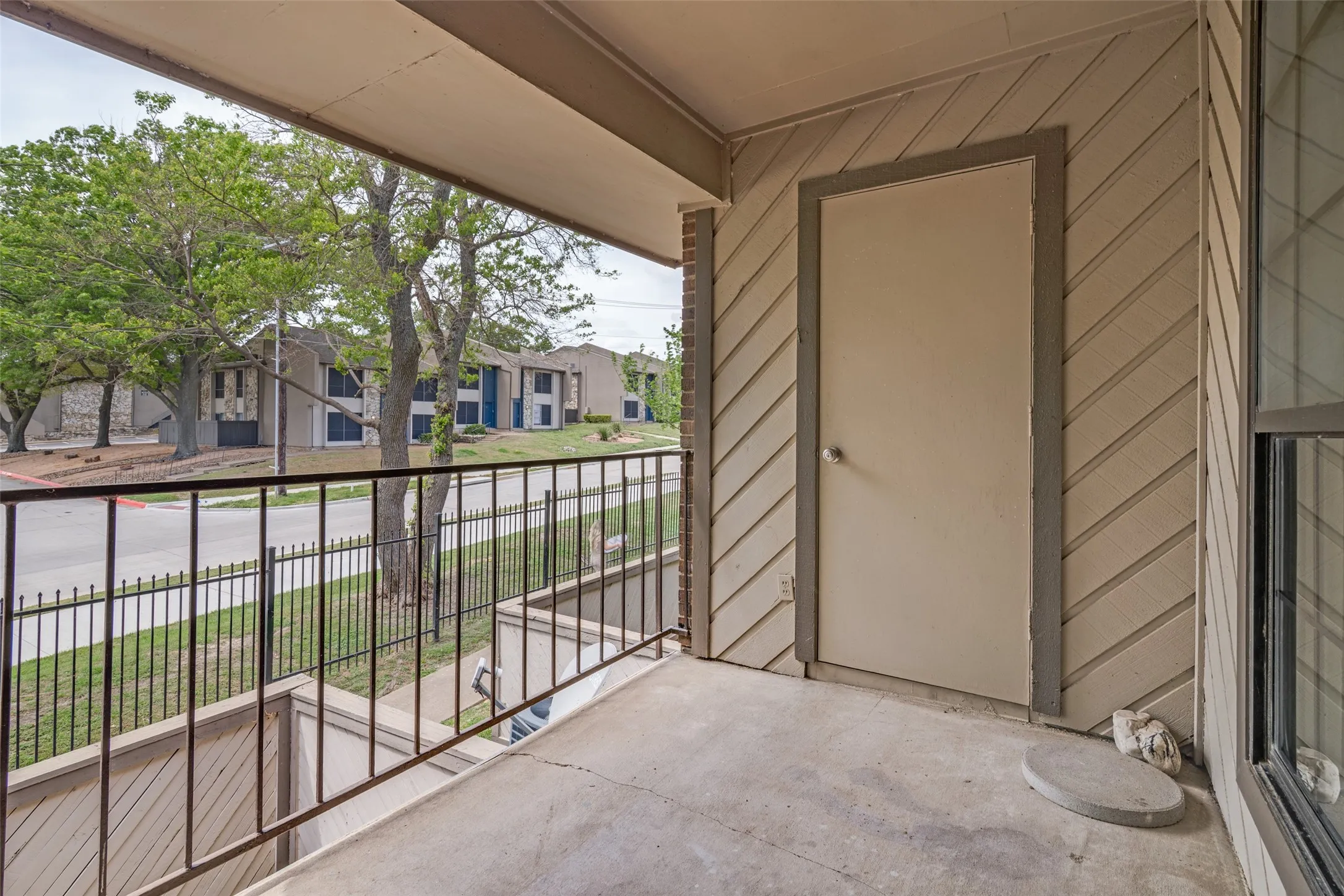 Condominium For Sale in Dallas County , 4602 Chaha Road 207, Garland, Texas 75043, 1 Bedroom, 1 Bathroom, Garage spaces, 717 Sqft, built in 1981, mls#21226690, Real Estate Agent in Garland, Homes For Sale in Dallas county, Homes For Sale in Garland, Realtor in Garland Texas, Real Estate Brokerage Independent Realty Texas, Luminita Cordes Realtor