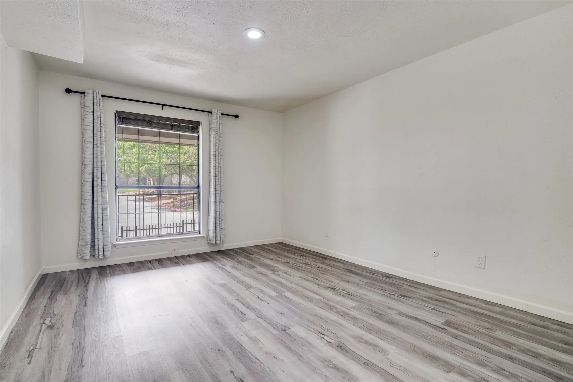 Condominium For Sale in Dallas County , 4602 Chaha Road 207, Garland, Texas 75043, 1 Bedroom, 1 Bathroom, Garage spaces, 717 Sqft, built in 1981, mls#21226690, Real Estate Agent in Garland, Homes For Sale in Dallas county, Homes For Sale in Garland, Realtor in Garland Texas, Real Estate Brokerage Independent Realty Texas, Luminita Cordes Realtor