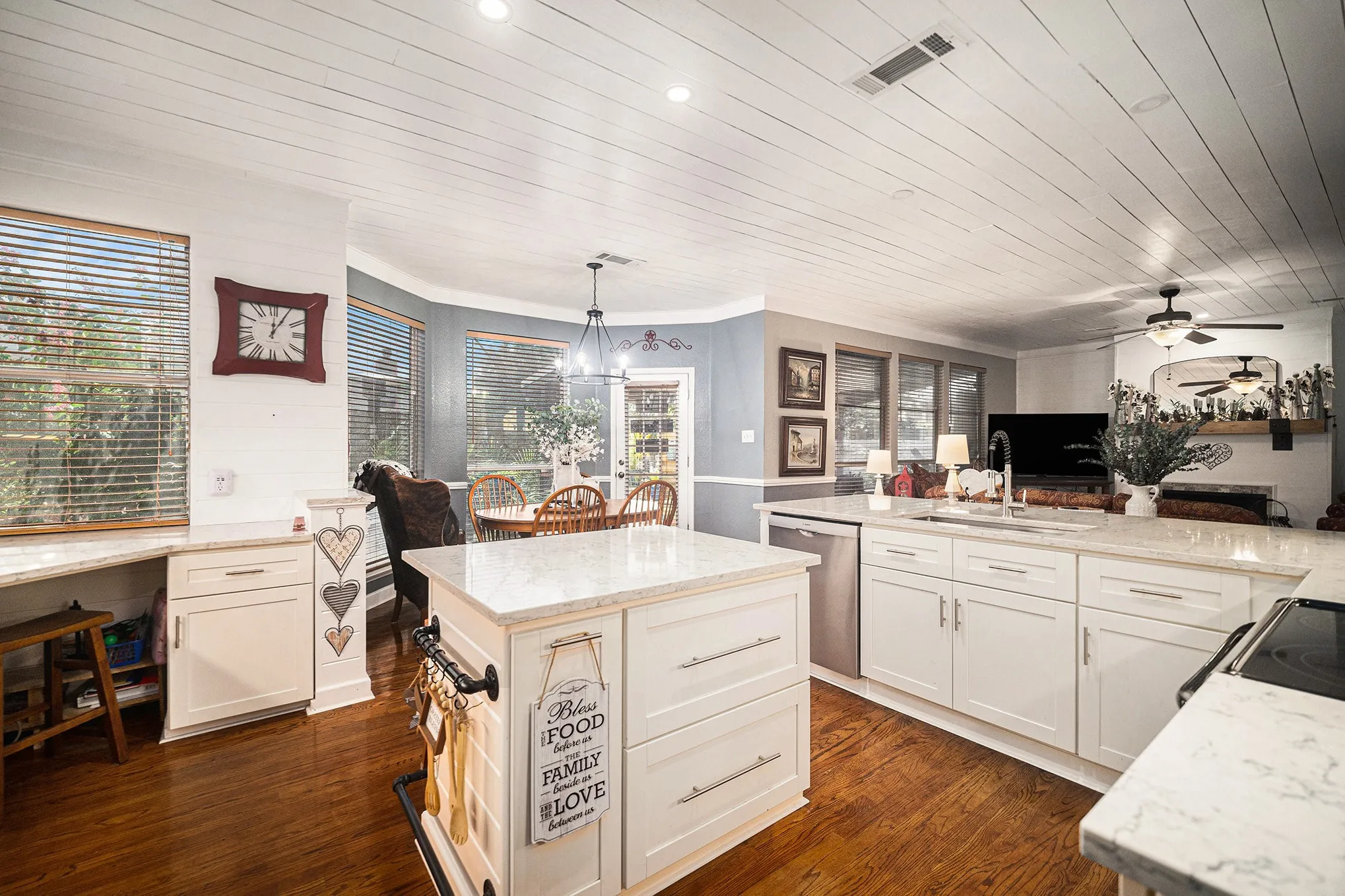 Single Family Residence For Sale in Tarrant County , 6213 Bowin Drive, Fort Worth, Texas 76132, 4 Bedroom, 3 Bathroom, 2 Garage spaces, 2,697 Sqft, built in 1998, Preowned, mls#21225816, Real Estate Agent in Fort Worth, Homes For Sale in Tarrant county, Homes For Sale in Fort Worth, Realtor in Fort Worth Texas, Real Estate Brokerage Independent Realty Texas, Luminita Cordes Realtor
