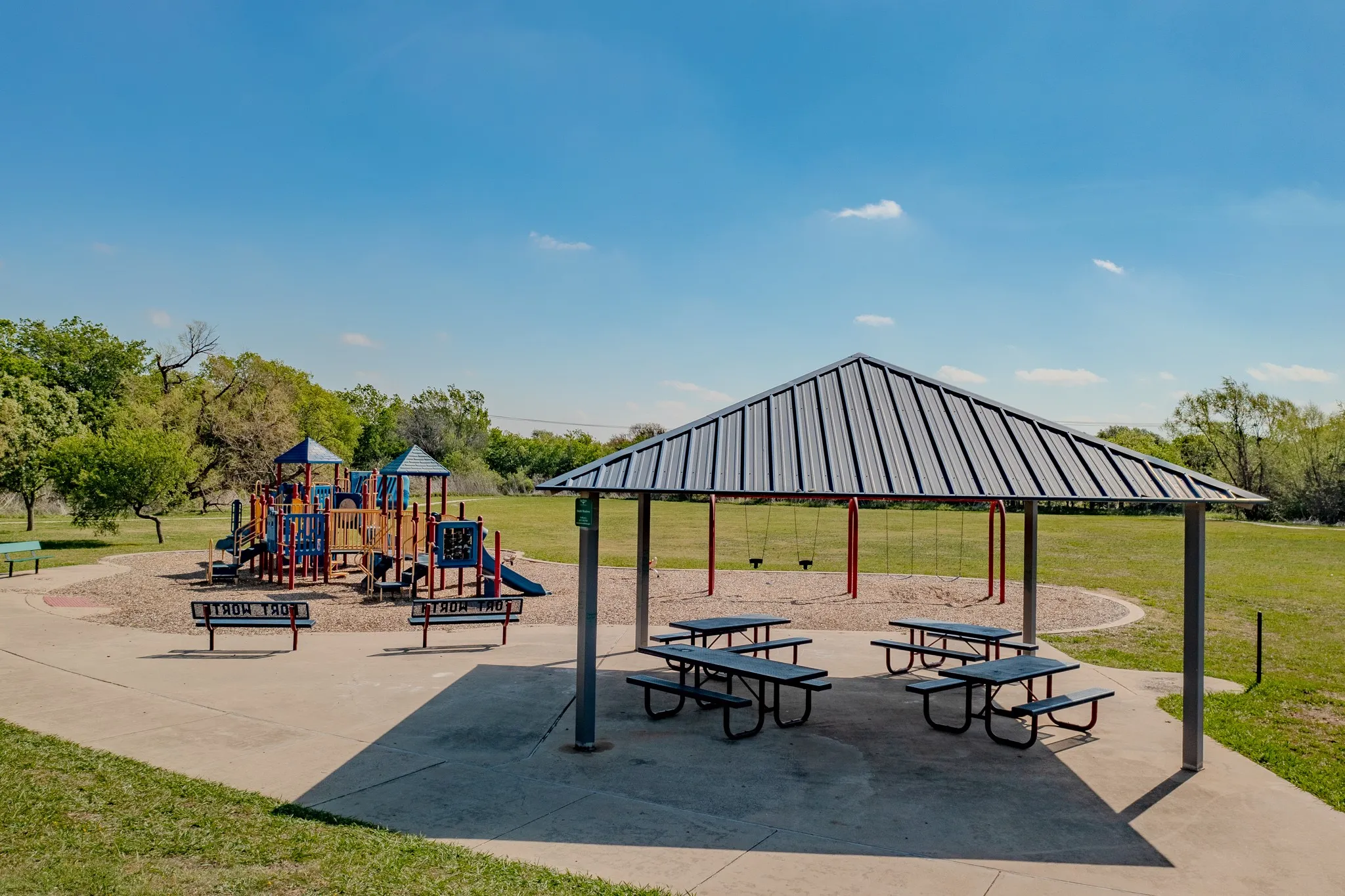 Single Family Residence For Sale in Tarrant County , 2401 Kelton Street, Fort Worth, Texas 76133, 4 Bedroom, 2 Bathroom, 2 Garage spaces, 1,816 Sqft, built in 2000, mls#21224024, Real Estate Agent in Fort Worth, Homes For Sale in Tarrant county, Homes For Sale in Fort Worth, Realtor in Fort Worth Texas, Real Estate Brokerage Independent Realty Texas, Luminita Cordes Realtor