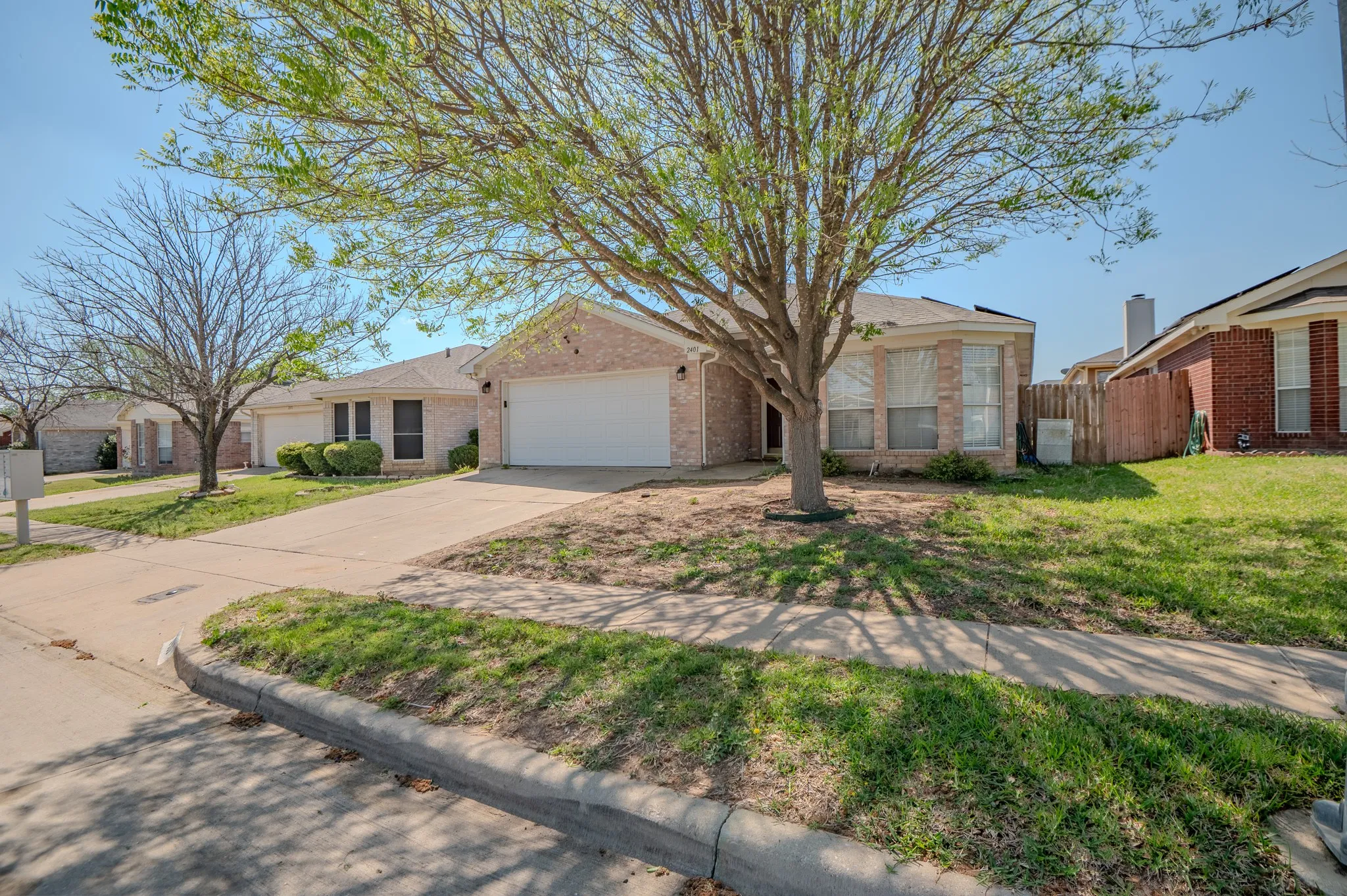 Single Family Residence For Sale in Tarrant County , 2401 Kelton Street, Fort Worth, Texas 76133, 4 Bedroom, 2 Bathroom, 2 Garage spaces, 1,816 Sqft, built in 2000, mls#21224024, Real Estate Agent in Fort Worth, Homes For Sale in Tarrant county, Homes For Sale in Fort Worth, Realtor in Fort Worth Texas, Real Estate Brokerage Independent Realty Texas, Luminita Cordes Realtor