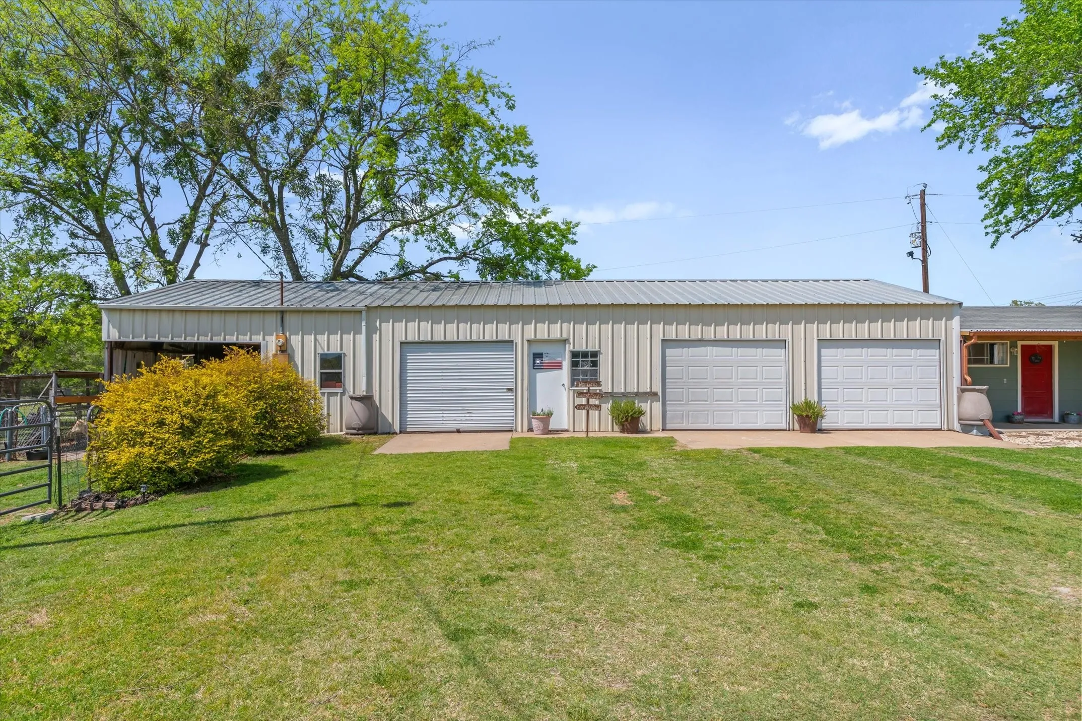 Single Family Residence For Sale in Kaufman County , 7142 S Fm 148, Kaufman, Texas 75142, 4 Bedroom, 3 Bathroom, 4 Garage spaces, 2,670 Sqft, built in 1976, mls#21219657, Real Estate Agent in Kaufman, Homes For Sale in Kaufman county, Homes For Sale in Kaufman, Realtor in Kaufman Texas, Real Estate Brokerage Independent Realty Texas, Luminita Cordes Realtor