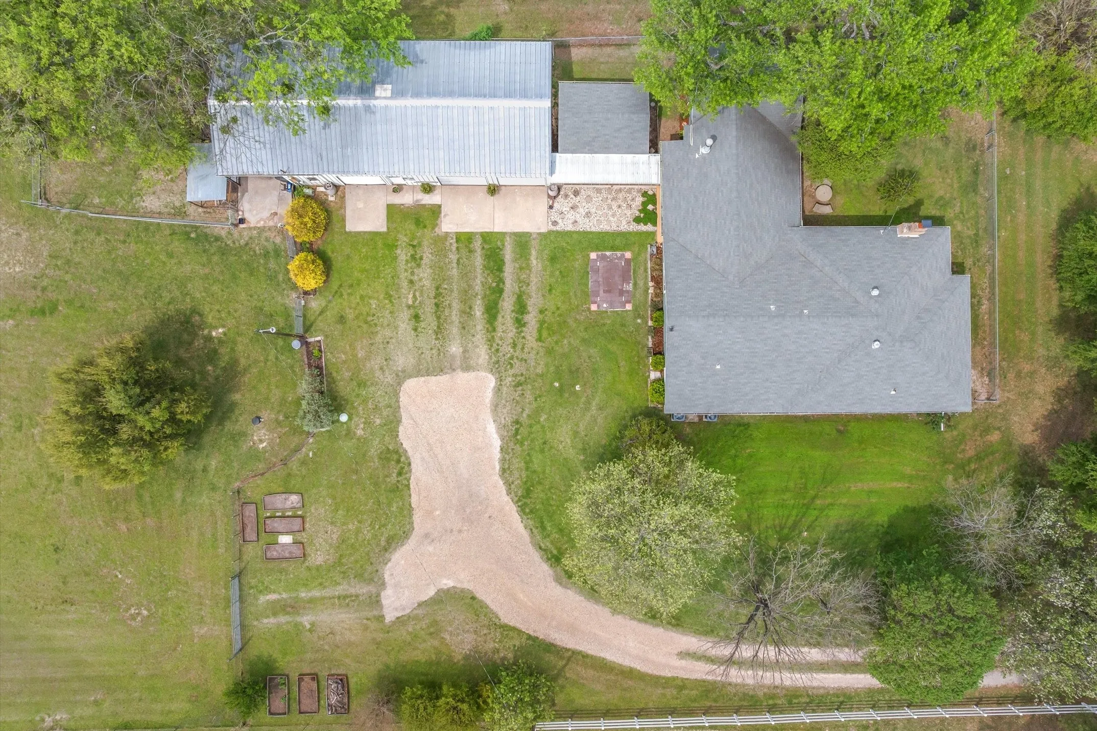 Single Family Residence For Sale in Kaufman County , 7142 S Fm 148, Kaufman, Texas 75142, 4 Bedroom, 3 Bathroom, 4 Garage spaces, 2,670 Sqft, built in 1976, mls#21219657, Real Estate Agent in Kaufman, Homes For Sale in Kaufman county, Homes For Sale in Kaufman, Realtor in Kaufman Texas, Real Estate Brokerage Independent Realty Texas, Luminita Cordes Realtor