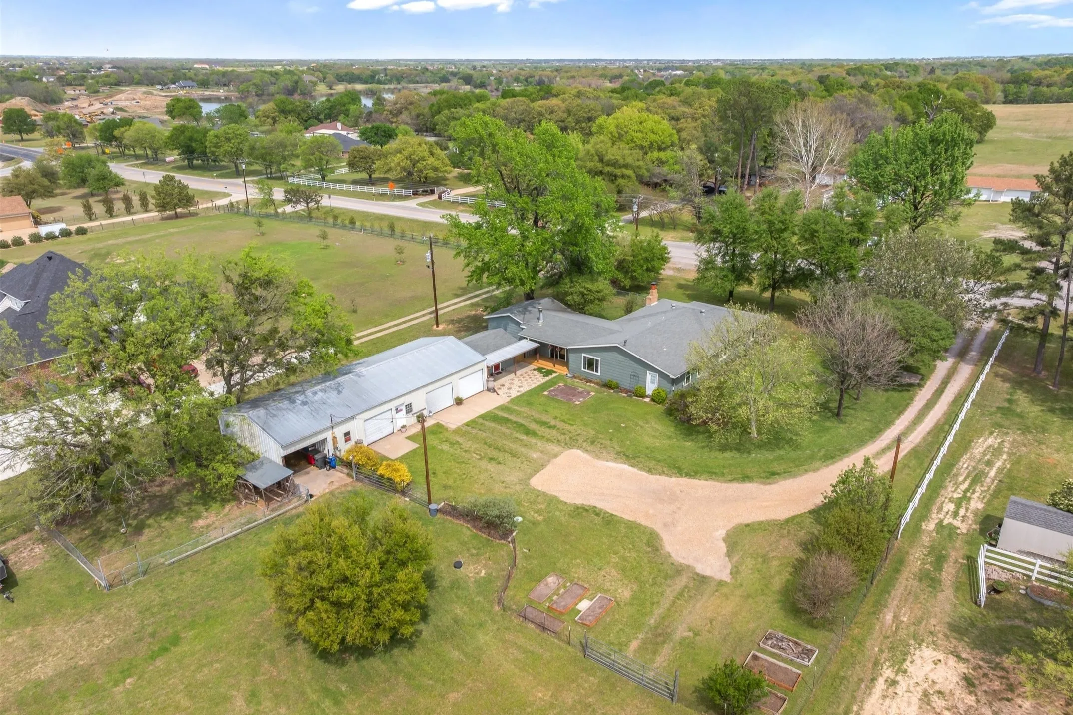 Single Family Residence For Sale in Kaufman County , 7142 S Fm 148, Kaufman, Texas 75142, 4 Bedroom, 3 Bathroom, 4 Garage spaces, 2,670 Sqft, built in 1976, mls#21219657, Real Estate Agent in Kaufman, Homes For Sale in Kaufman county, Homes For Sale in Kaufman, Realtor in Kaufman Texas, Real Estate Brokerage Independent Realty Texas, Luminita Cordes Realtor