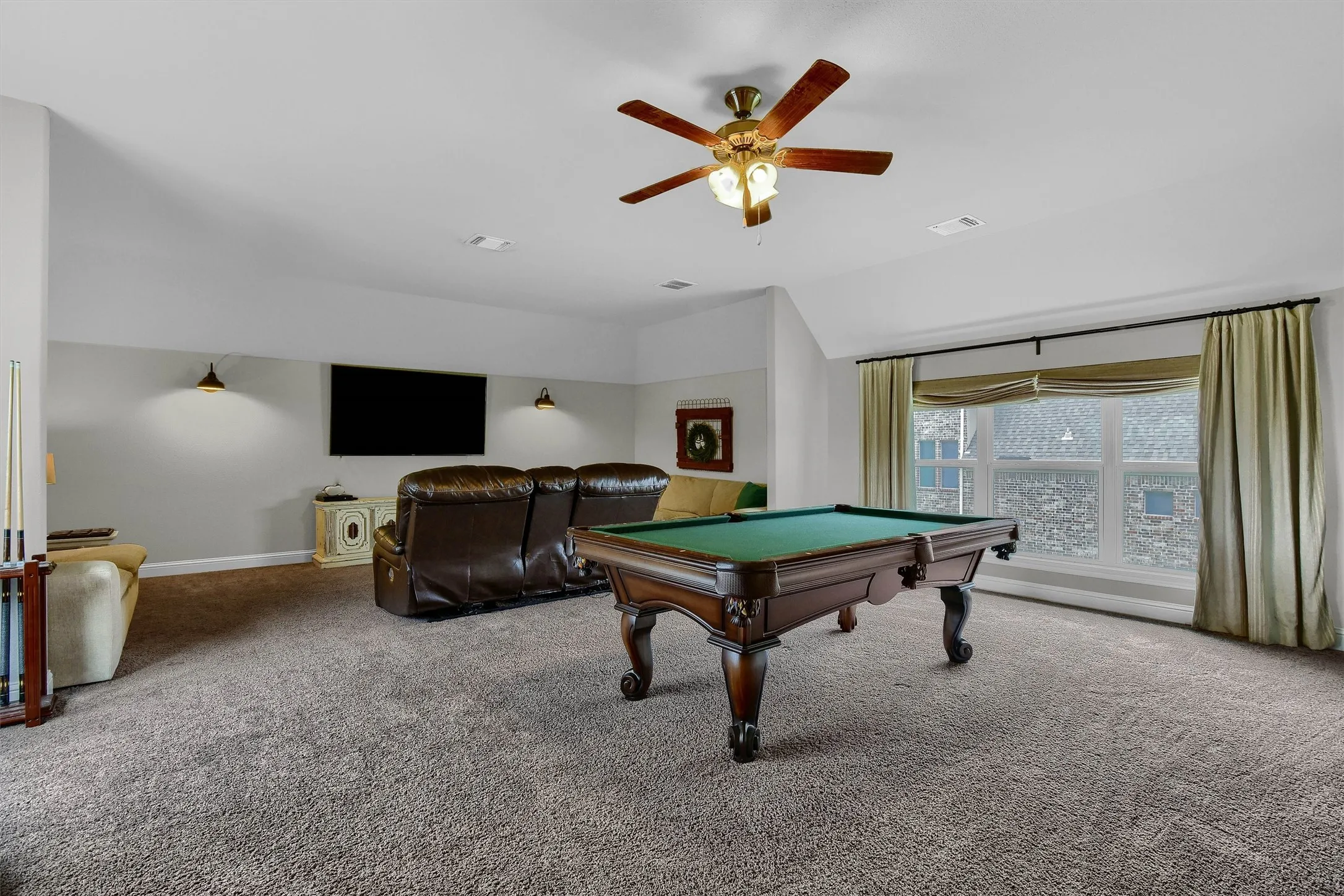 Single Family Residence For Sale in Grayson County , 2113 Deer Run, Gunter, Texas 75058, 4 Bedroom, 3 Bathroom, 2 Garage spaces, 3,378 Sqft, built in 2018, Preowned, mls#21226773, Real Estate Agent in Gunter, Homes For Sale in Grayson county, Homes For Sale in Gunter, Realtor in Gunter Texas, Real Estate Brokerage Independent Realty Texas, Luminita Cordes Realtor