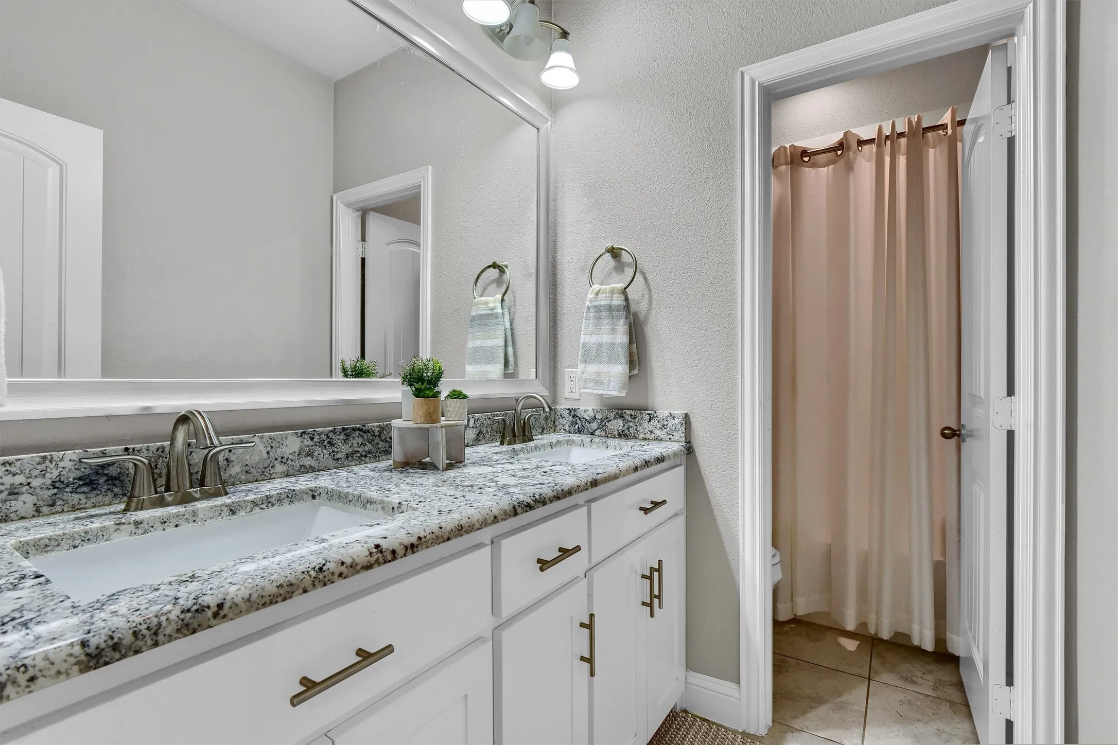 Single Family Residence For Sale in Grayson County , 2113 Deer Run, Gunter, Texas 75058, 4 Bedroom, 3 Bathroom, 2 Garage spaces, 3,378 Sqft, built in 2018, Preowned, mls#21226773, Real Estate Agent in Gunter, Homes For Sale in Grayson county, Homes For Sale in Gunter, Realtor in Gunter Texas, Real Estate Brokerage Independent Realty Texas, Luminita Cordes Realtor