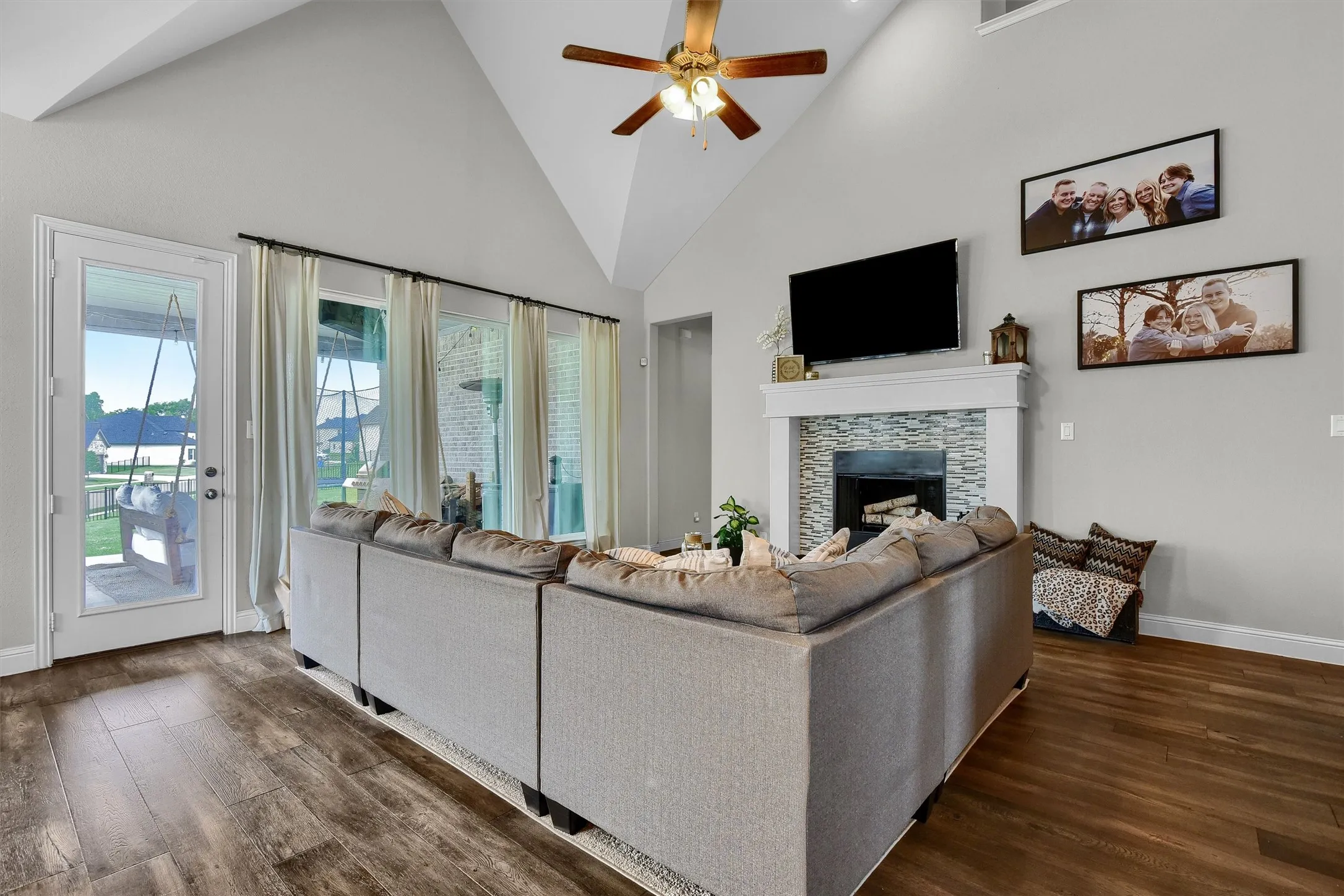 Single Family Residence For Sale in Grayson County , 2113 Deer Run, Gunter, Texas 75058, 4 Bedroom, 3 Bathroom, 2 Garage spaces, 3,378 Sqft, built in 2018, Preowned, mls#21226773, Real Estate Agent in Gunter, Homes For Sale in Grayson county, Homes For Sale in Gunter, Realtor in Gunter Texas, Real Estate Brokerage Independent Realty Texas, Luminita Cordes Realtor