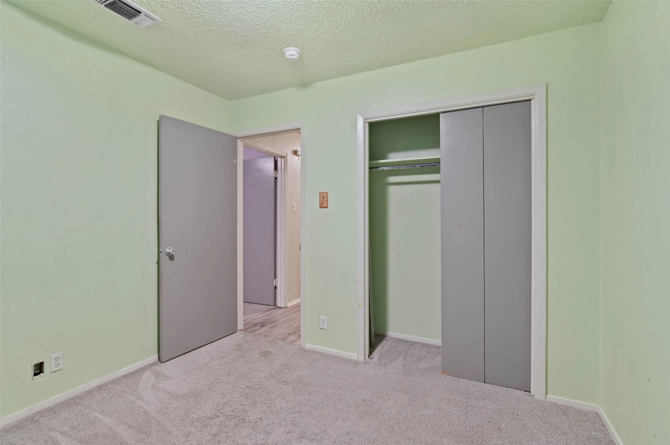 Single Family Residence For Sale in Denton County , 306 Bluebird Circle, Denton, Texas 76209, 3 Bedrooms, 2 Bathrooms, 2 Garage spaces, 1,294 Sqft, built in 1970, Preowned, Price $225,000, mls#21218557, Real Estate Agent in Denton, Homes For Sale in Denton county, Homes For Sale in Denton, Realtor in Denton Texas, Real Estate Brokerage Independent Realty Texas, Luminita Cordes Realtor