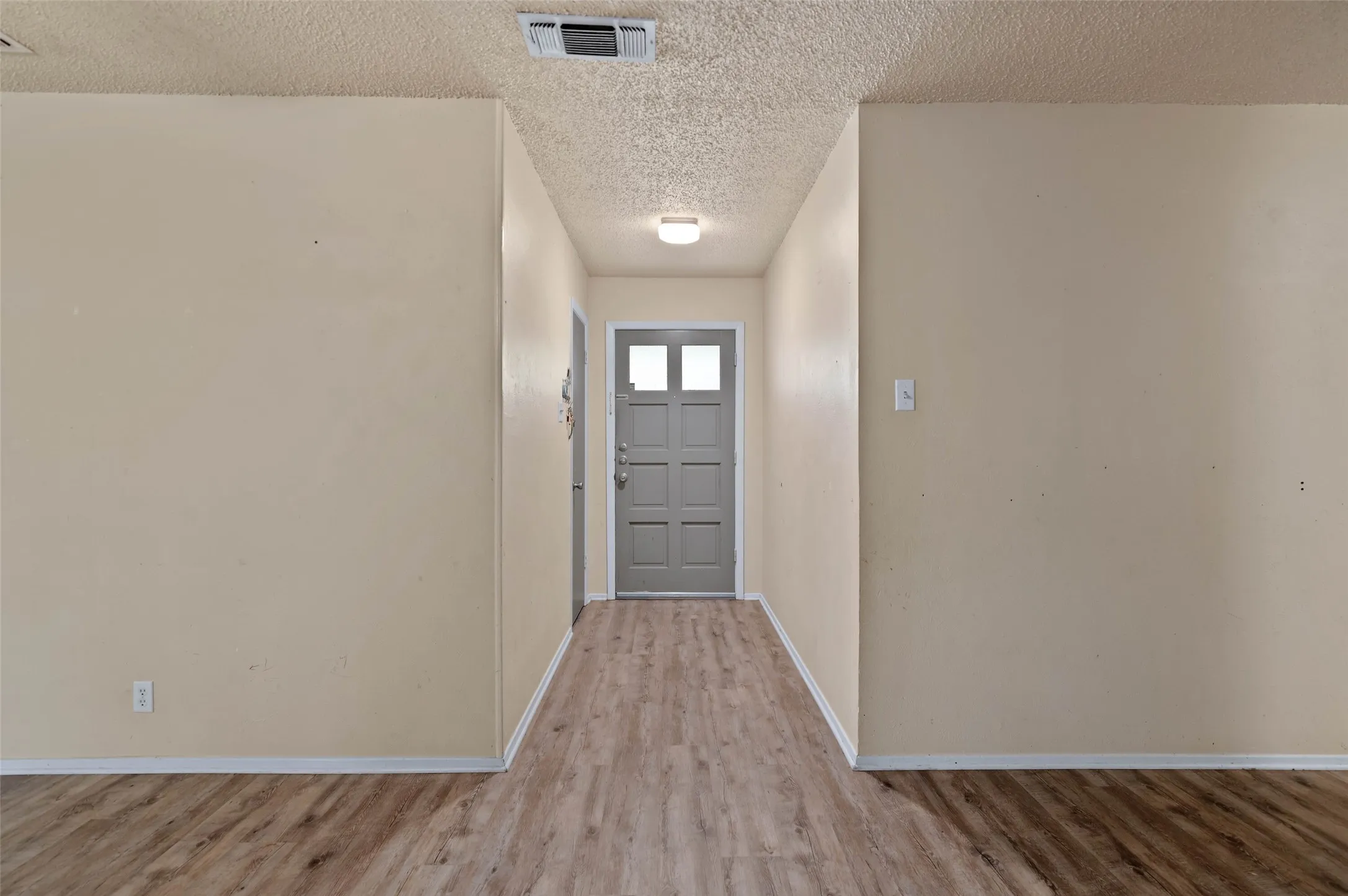 Single Family Residence For Sale in Denton County , 306 Bluebird Circle, Denton, Texas 76209, 3 Bedrooms, 2 Bathrooms, 2 Garage spaces, 1,294 Sqft, built in 1970, Preowned, Price $225,000, mls#21218557, Real Estate Agent in Denton, Homes For Sale in Denton county, Homes For Sale in Denton, Realtor in Denton Texas, Real Estate Brokerage Independent Realty Texas, Luminita Cordes Realtor