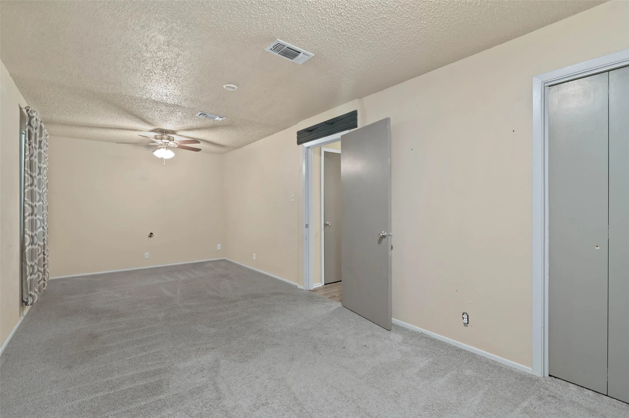 Single Family Residence For Sale in Denton County , 306 Bluebird Circle, Denton, Texas 76209, 3 Bedrooms, 2 Bathrooms, 2 Garage spaces, 1,294 Sqft, built in 1970, Preowned, Price $225,000, mls#21218557, Real Estate Agent in Denton, Homes For Sale in Denton county, Homes For Sale in Denton, Realtor in Denton Texas, Real Estate Brokerage Independent Realty Texas, Luminita Cordes Realtor