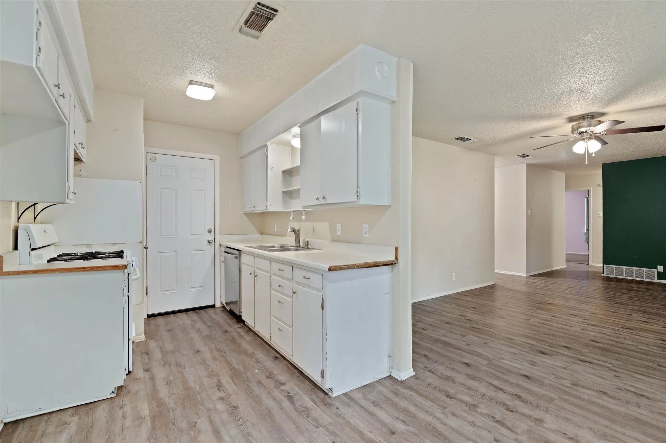 Single Family Residence For Sale in Denton County , 306 Bluebird Circle, Denton, Texas 76209, 3 Bedrooms, 2 Bathrooms, 2 Garage spaces, 1,294 Sqft, built in 1970, Preowned, Price $225,000, mls#21218557, Real Estate Agent in Denton, Homes For Sale in Denton county, Homes For Sale in Denton, Realtor in Denton Texas, Real Estate Brokerage Independent Realty Texas, Luminita Cordes Realtor