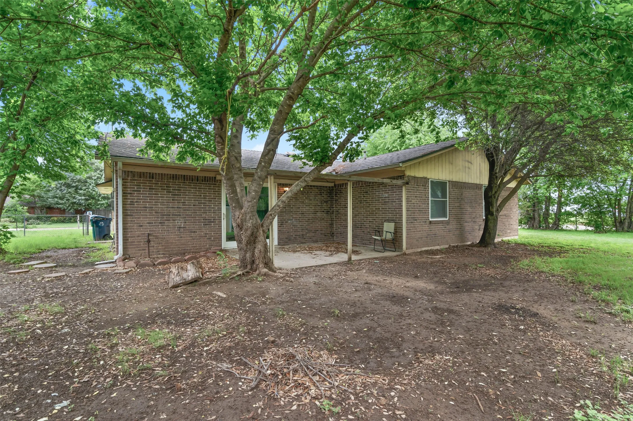 Single Family Residence For Sale in Denton County , 306 Bluebird Circle, Denton, Texas 76209, 3 Bedrooms, 2 Bathrooms, 2 Garage spaces, 1,294 Sqft, built in 1970, Preowned, Price $225,000, mls#21218557, Real Estate Agent in Denton, Homes For Sale in Denton county, Homes For Sale in Denton, Realtor in Denton Texas, Real Estate Brokerage Independent Realty Texas, Luminita Cordes Realtor