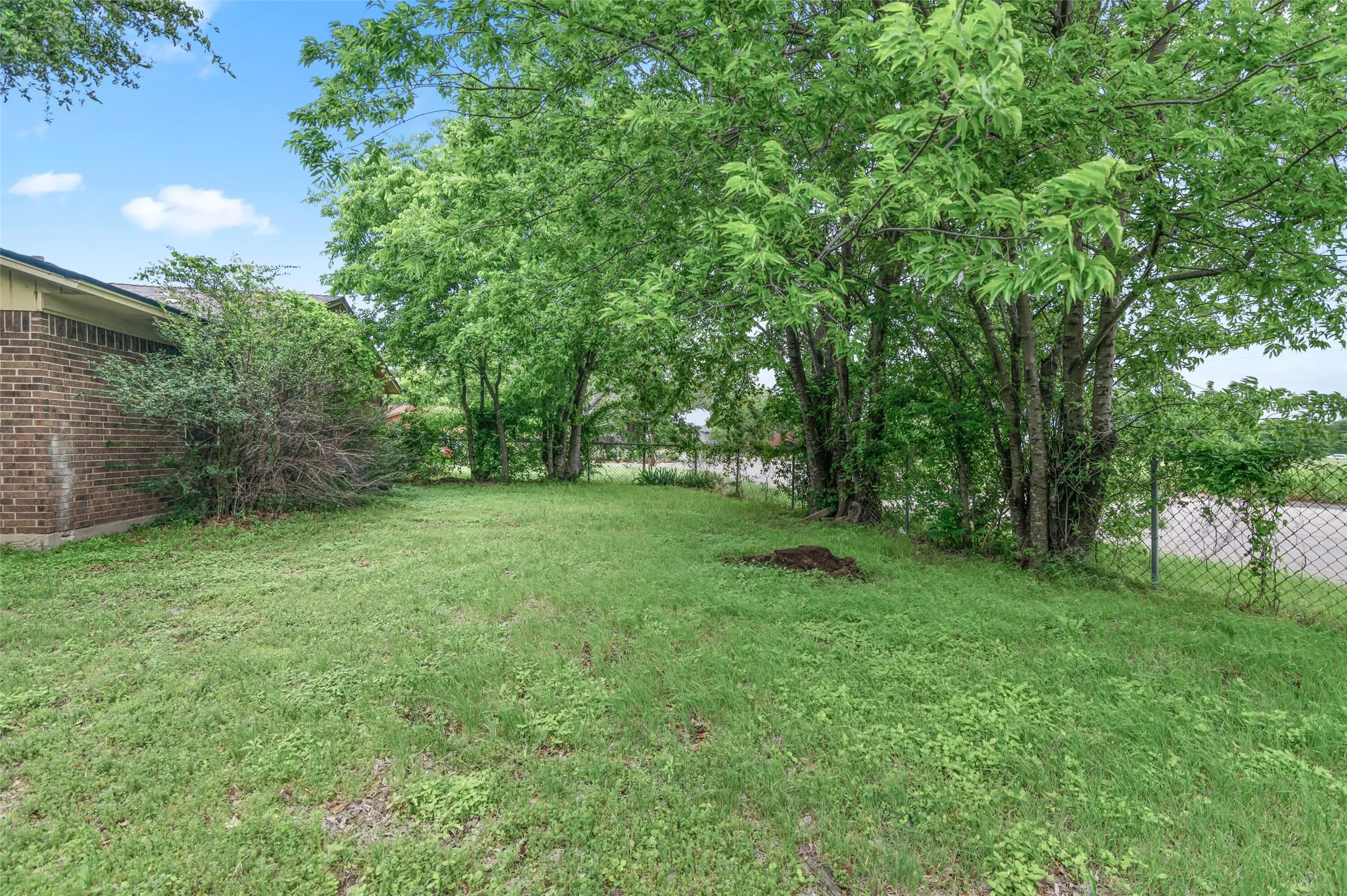 Single Family Residence For Sale in Denton County , 306 Bluebird Circle, Denton, Texas 76209, 3 Bedrooms, 2 Bathrooms, 2 Garage spaces, 1,294 Sqft, built in 1970, Preowned, Price $225,000, mls#21218557, Real Estate Agent in Denton, Homes For Sale in Denton county, Homes For Sale in Denton, Realtor in Denton Texas, Real Estate Brokerage Independent Realty Texas, Luminita Cordes Realtor