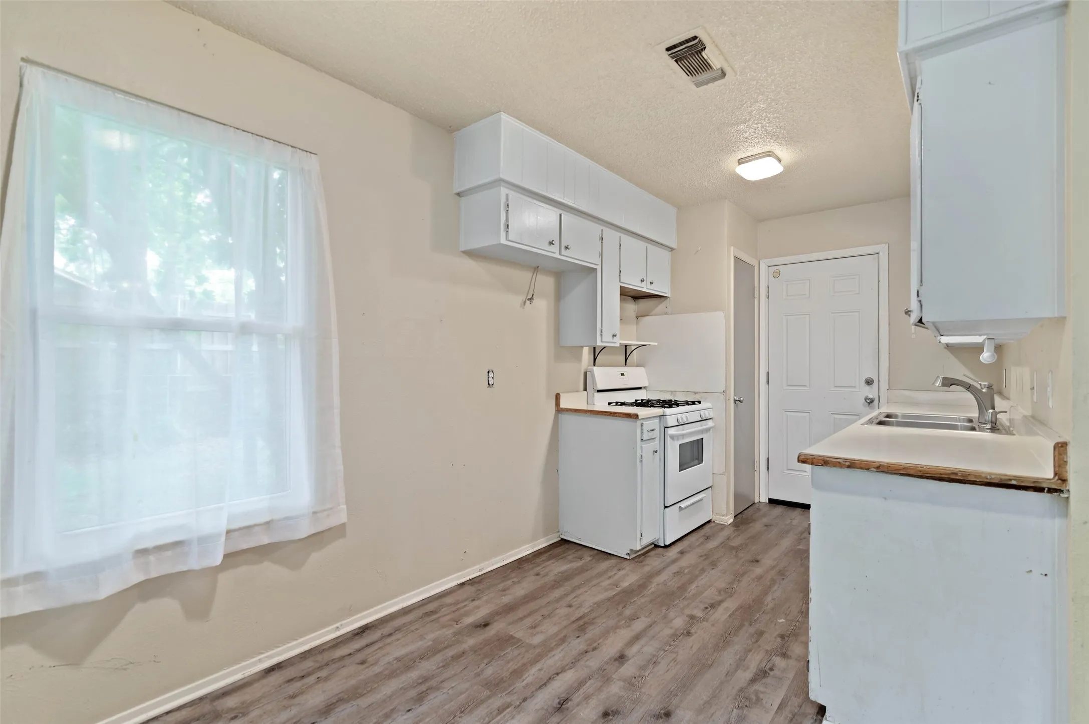 Single Family Residence For Sale in Denton County , 306 Bluebird Circle, Denton, Texas 76209, 3 Bedrooms, 2 Bathrooms, 2 Garage spaces, 1,294 Sqft, built in 1970, Preowned, Price $225,000, mls#21218557, Real Estate Agent in Denton, Homes For Sale in Denton county, Homes For Sale in Denton, Realtor in Denton Texas, Real Estate Brokerage Independent Realty Texas, Luminita Cordes Realtor