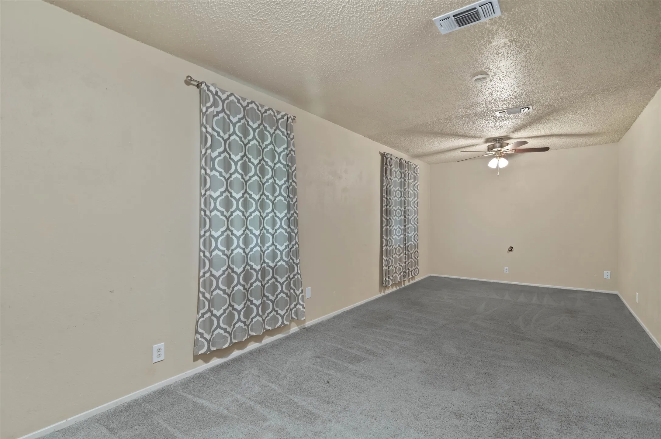 Single Family Residence For Sale in Denton County , 306 Bluebird Circle, Denton, Texas 76209, 3 Bedrooms, 2 Bathrooms, 2 Garage spaces, 1,294 Sqft, built in 1970, Preowned, Price $225,000, mls#21218557, Real Estate Agent in Denton, Homes For Sale in Denton county, Homes For Sale in Denton, Realtor in Denton Texas, Real Estate Brokerage Independent Realty Texas, Luminita Cordes Realtor
