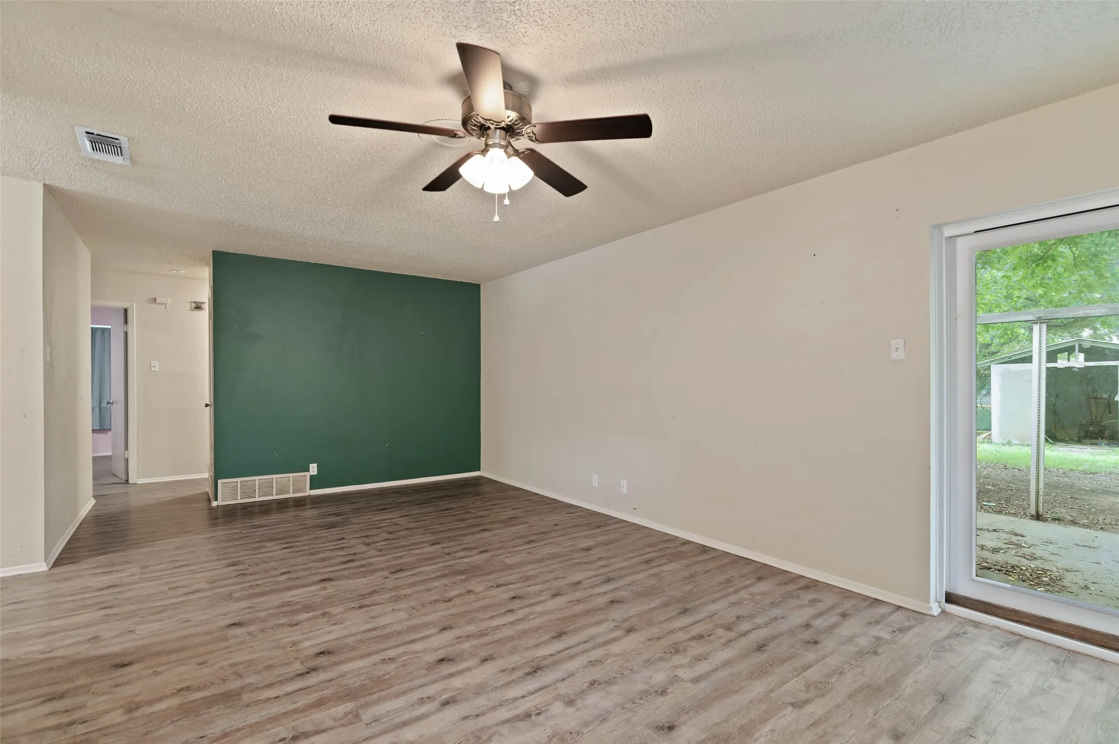 Single Family Residence For Sale in Denton County , 306 Bluebird Circle, Denton, Texas 76209, 3 Bedrooms, 2 Bathrooms, 2 Garage spaces, 1,294 Sqft, built in 1970, Preowned, Price $225,000, mls#21218557, Real Estate Agent in Denton, Homes For Sale in Denton county, Homes For Sale in Denton, Realtor in Denton Texas, Real Estate Brokerage Independent Realty Texas, Luminita Cordes Realtor