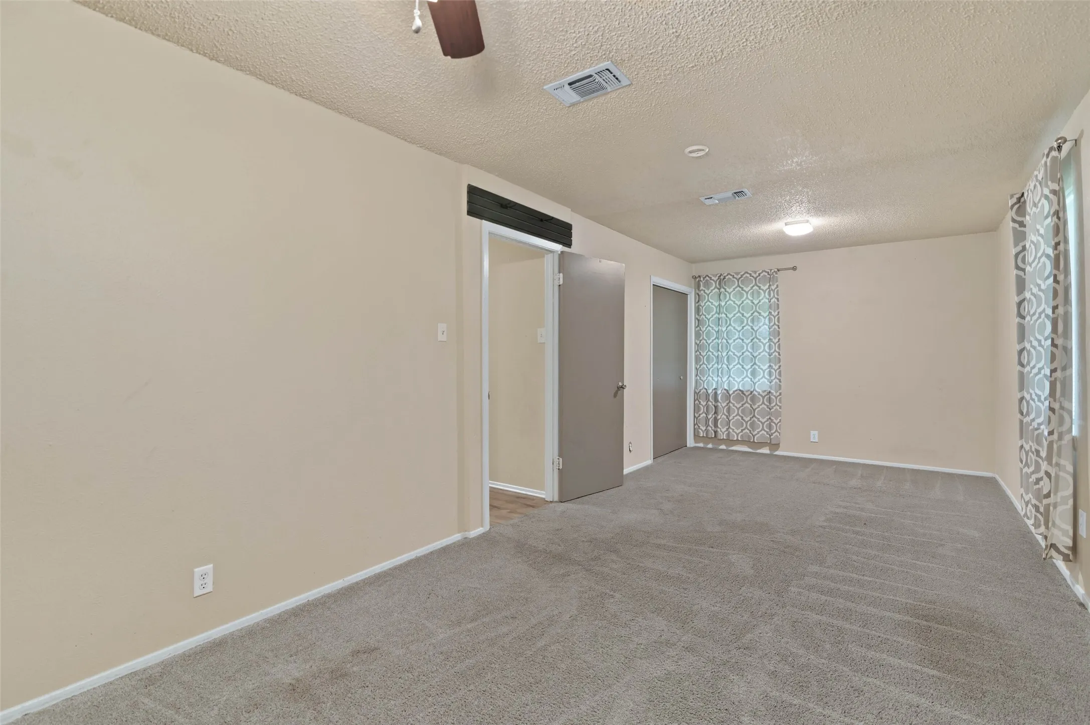 Single Family Residence For Sale in Denton County , 306 Bluebird Circle, Denton, Texas 76209, 3 Bedrooms, 2 Bathrooms, 2 Garage spaces, 1,294 Sqft, built in 1970, Preowned, Price $225,000, mls#21218557, Real Estate Agent in Denton, Homes For Sale in Denton county, Homes For Sale in Denton, Realtor in Denton Texas, Real Estate Brokerage Independent Realty Texas, Luminita Cordes Realtor