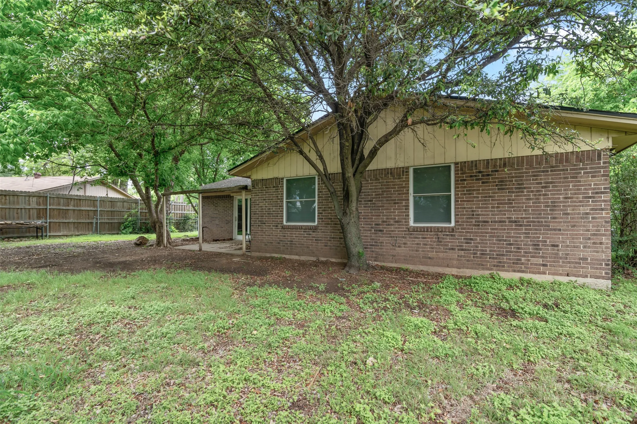 Single Family Residence For Sale in Denton County , 306 Bluebird Circle, Denton, Texas 76209, 3 Bedrooms, 2 Bathrooms, 2 Garage spaces, 1,294 Sqft, built in 1970, Preowned, Price $225,000, mls#21218557, Real Estate Agent in Denton, Homes For Sale in Denton county, Homes For Sale in Denton, Realtor in Denton Texas, Real Estate Brokerage Independent Realty Texas, Luminita Cordes Realtor