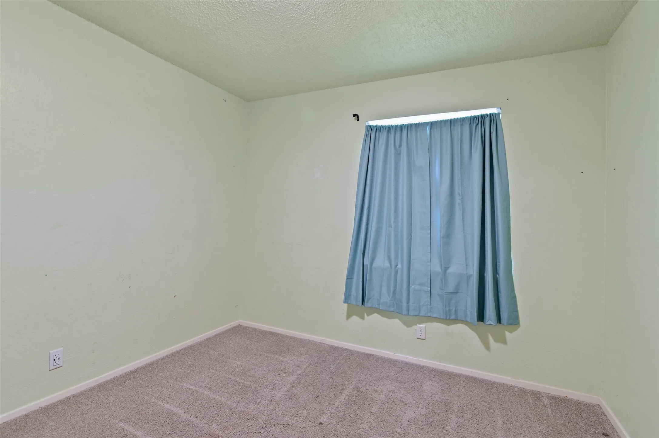 Single Family Residence For Sale in Denton County , 306 Bluebird Circle, Denton, Texas 76209, 3 Bedrooms, 2 Bathrooms, 2 Garage spaces, 1,294 Sqft, built in 1970, Preowned, Price $225,000, mls#21218557, Real Estate Agent in Denton, Homes For Sale in Denton county, Homes For Sale in Denton, Realtor in Denton Texas, Real Estate Brokerage Independent Realty Texas, Luminita Cordes Realtor