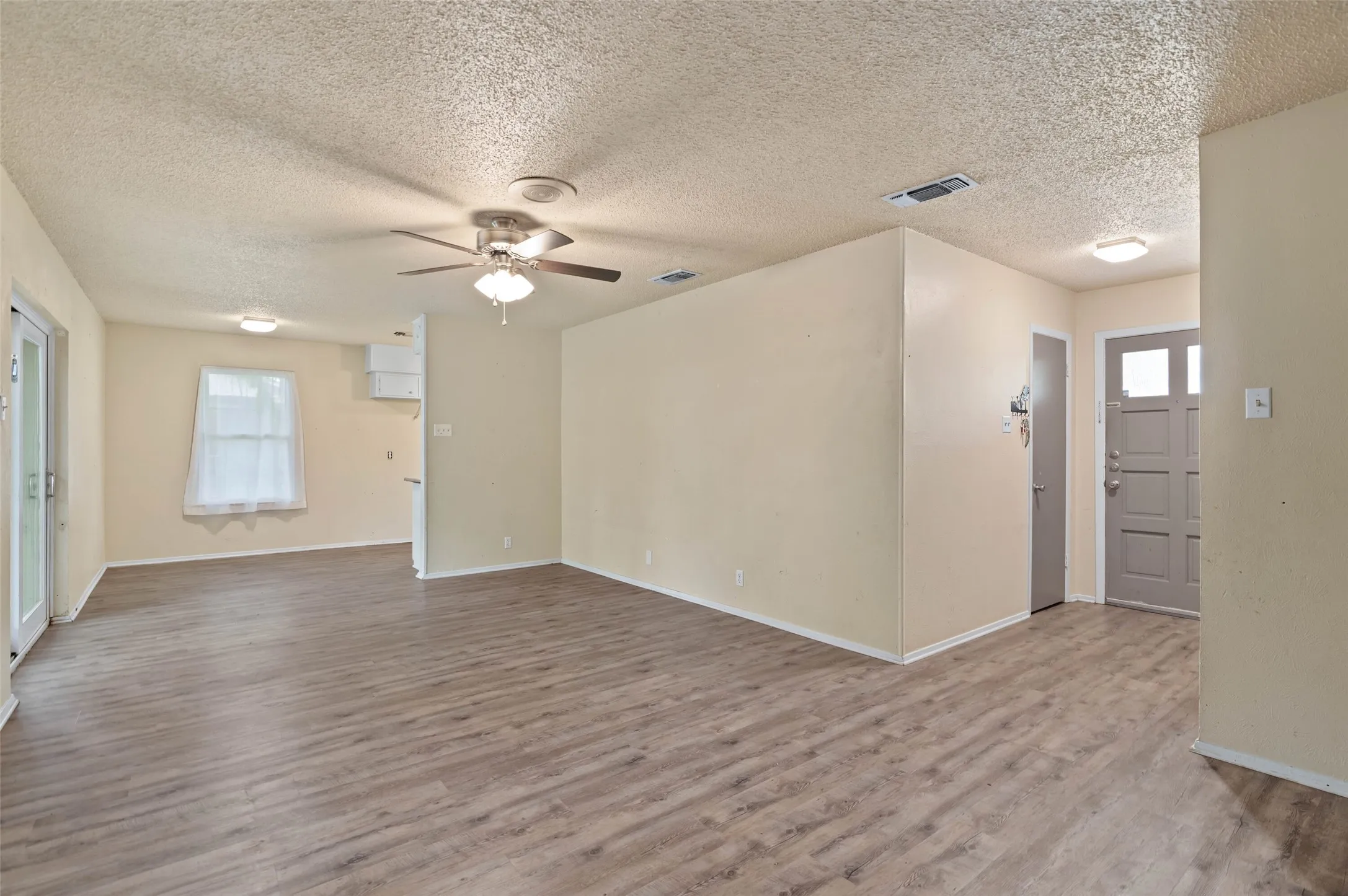 Single Family Residence For Sale in Denton County , 306 Bluebird Circle, Denton, Texas 76209, 3 Bedrooms, 2 Bathrooms, 2 Garage spaces, 1,294 Sqft, built in 1970, Preowned, Price $225,000, mls#21218557, Real Estate Agent in Denton, Homes For Sale in Denton county, Homes For Sale in Denton, Realtor in Denton Texas, Real Estate Brokerage Independent Realty Texas, Luminita Cordes Realtor