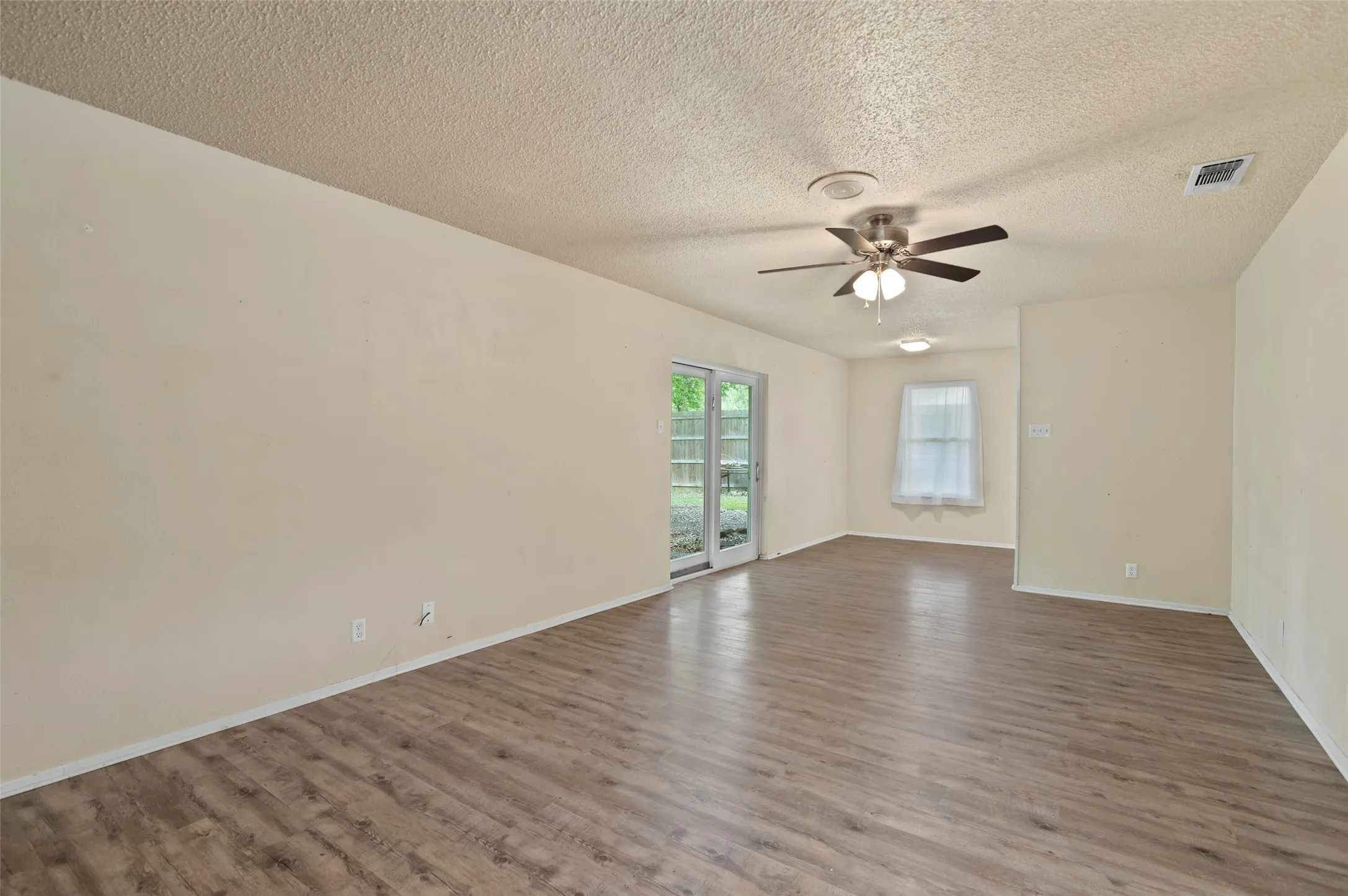 Living area and breakfast area