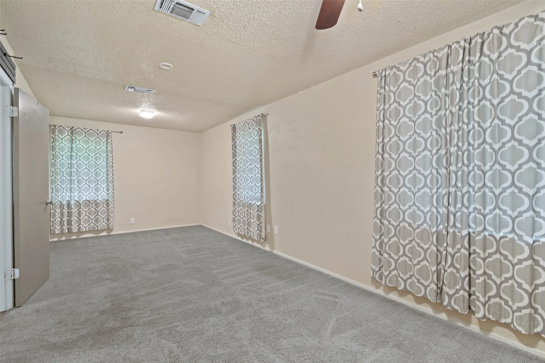 Single Family Residence For Sale in Denton County , 306 Bluebird Circle, Denton, Texas 76209, 3 Bedrooms, 2 Bathrooms, 2 Garage spaces, 1,294 Sqft, built in 1970, Preowned, Price $225,000, mls#21218557, Real Estate Agent in Denton, Homes For Sale in Denton county, Homes For Sale in Denton, Realtor in Denton Texas, Real Estate Brokerage Independent Realty Texas, Luminita Cordes Realtor