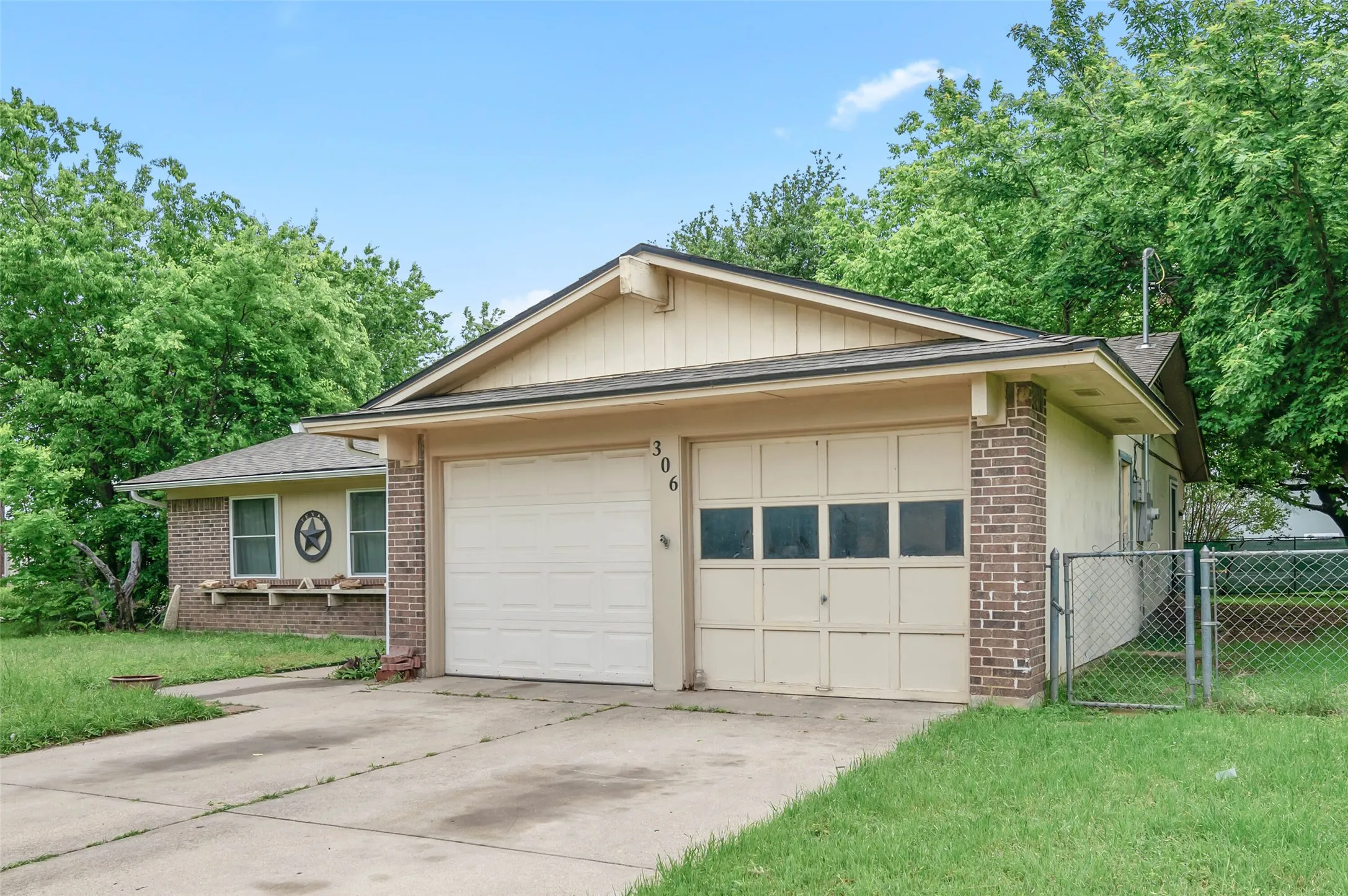 Single Family Residence For Sale in Denton County , 306 Bluebird Circle, Denton, Texas 76209, 3 Bedrooms, 2 Bathrooms, 2 Garage spaces, 1,294 Sqft, built in 1970, Preowned, Price $225,000, mls#21218557, Real Estate Agent in Denton, Homes For Sale in Denton county, Homes For Sale in Denton, Realtor in Denton Texas, Real Estate Brokerage Independent Realty Texas, Luminita Cordes Realtor